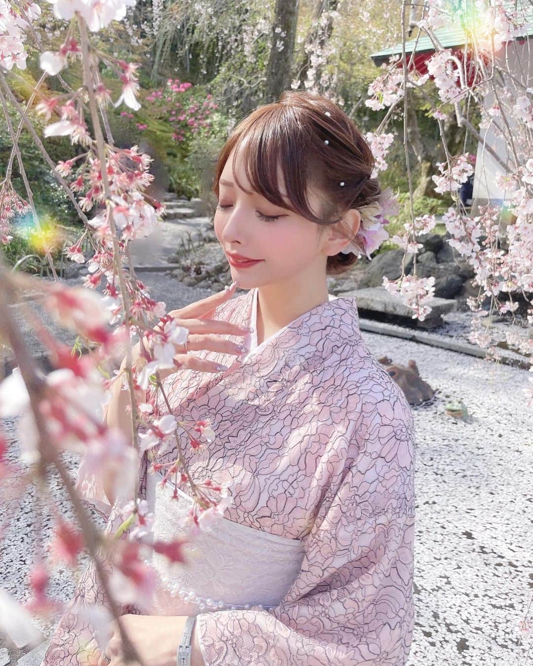 藤咲くるみのインスタグラム：「お着物を着て桜見れるだけでも日本で生まれて幸せって思う🌸🤍 こう見えて礼儀作法の資格を持ってるので着付けも全部自分で出来ます🤭笑」