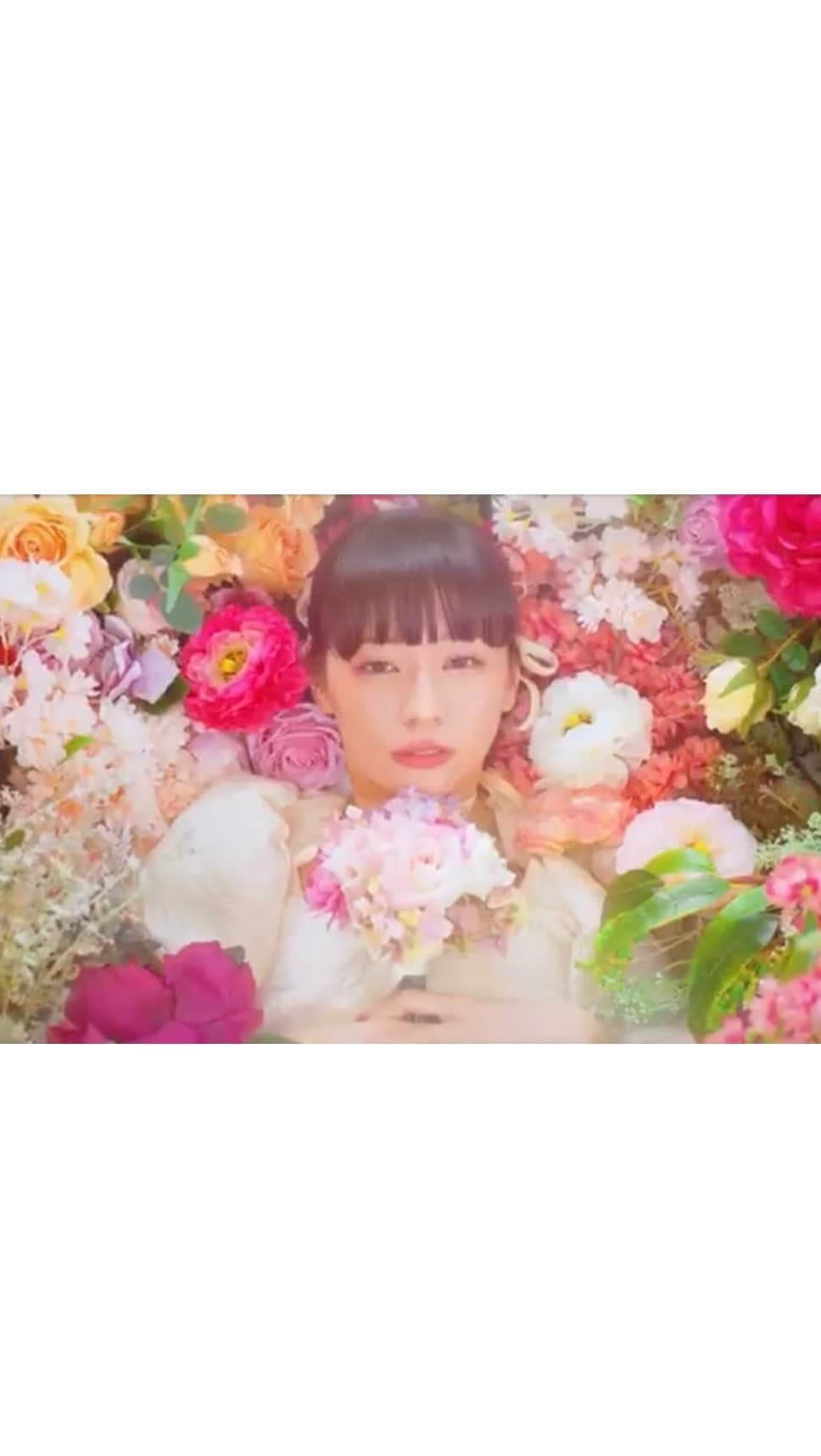 後口早弥香のインスタグラム：「深瀬美桜ちゃん🌸 新曲『Storage for you』MVのヘアメイクをさせていただきました🤍 @fukasemio  ３パターンの美桜ちゃんが、それぞれとっても可愛いので、楽しんで見て下さい☺︎✨ ３パターン全部、ウィッグを製作しました✂︎  ——————————————— #makeup #hairandmakeup  #hairstyle #cosmetics #fashion #model #sayakaatoguchi #fashionph #fashionphotography #makeupartist #ヘアメイク #ヘアメイクアーティスト #ヘアアレンジ #クリエイティブメイク  #モデル #ファッション　#スタイリスト #ファッション撮影 #広告撮影 #カメラマン #スタイリスト #コスメ #コスメ好きさんと繋がりたい #後口早弥香」