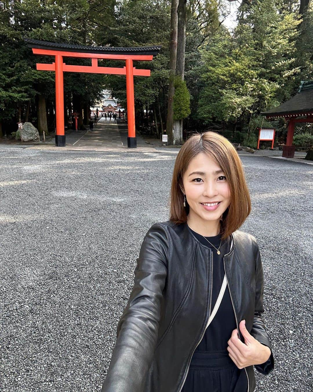 坂元美香のインスタグラム：「宮崎・鹿児島一人旅のつづき  朝イチで国宝 霧島神宮へ。 御神木に本当に神様いた！  マイナスイオンいっぱいで 巻いた髪もすぐストレートに笑  朝から良い空気たくさん吸って 良い気流れてました✨  フォロワーさんのお勧めが多かっただけあって とっても良いところでした😌✨ ありがとうございました。  旅はつづく…  #霧島神宮 #国宝 #重要文化財 #鹿児島 #霧島 #坂元一人旅」