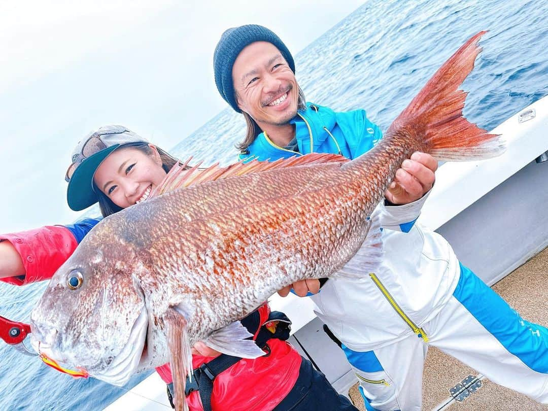 渕上万莉 さんのインスタグラム写真 - (渕上万莉 Instagram)「メモリアルフィッシュ✨  タイラバを真剣に初めて3年目🐟  ホームの大阪湾、和歌山沖、伊勢湾、志摩沖はじめ、 御前崎、丹後沖、玄界灘、松山から高松の瀬戸内海全域、宇和島、豊後水道、錦江湾、長崎沖、指宿沖等、静岡より西の海域は全て言える程マダイを狙ってきましたがなかなか70センチオーバーの壁を超えれずにいました。  魚のサイズなんてほとんど運だと思ってるけど周りが釣れてるのを見たらやっぱり羨ましかった🥹✨  ついに私にも来てくれた🙏🏽✨ 島根県松江の【TRUST】で 自己記録87センチ😭🙌🏽‼️✨✨  はじめのアタリから突然ジーーーっと青物みたい長い初速と大きな首振りでまさかマダイだと思わなかった💦  でも残り20メートル切っても横に走っていかないしあれ❓ って思ってたら…🫣  大きいタイってこんな感じなんや。  あ、でも今回は ヒラマサキャスティング便です😂🛥🌴  風待ちの時間に寄ってくれたポイントでタイラバしてたらまさかの出逢いでした💦  お爺ちゃん🐟にまだまだ長生きして欲しいので、写真撮ってからリリースさせていただきました♨️  ケンサキイカの最大記録もTRUST🛥✨  初めてアマダイを釣らせてくれたのもTRUST🛥✨  年に数回しか行けてないけどいつも 夢を叶えてくれるジュンちゃん船長✨  本当にありがとう🥹🙏🏽‼️‼️‼️  今回、私以外にも自己記録、初フィッシュに出逢えた人が…✨  私がUPするの勿体無いから 本人の投稿を先に見てねっ😁❣️  ■2023.4.5 島根県松江市 TRUST ヒラマサキャスティング便  #マダイ #真鯛 #自己記録 #隠岐の島  #trust  #タイラバ #risejapan #フッチー #渕上万莉」4月7日 20時49分 - mari_fuchigami