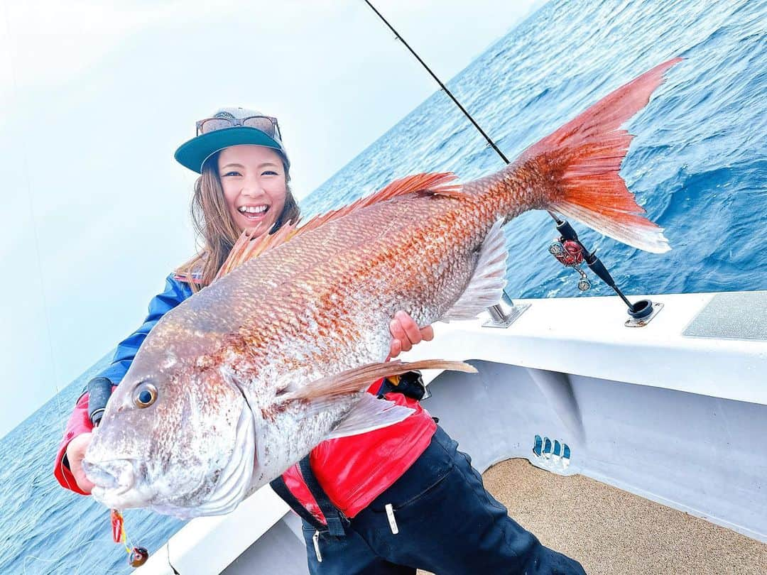 渕上万莉 さんのインスタグラム写真 - (渕上万莉 Instagram)「メモリアルフィッシュ✨  タイラバを真剣に初めて3年目🐟  ホームの大阪湾、和歌山沖、伊勢湾、志摩沖はじめ、 御前崎、丹後沖、玄界灘、松山から高松の瀬戸内海全域、宇和島、豊後水道、錦江湾、長崎沖、指宿沖等、静岡より西の海域は全て言える程マダイを狙ってきましたがなかなか70センチオーバーの壁を超えれずにいました。  魚のサイズなんてほとんど運だと思ってるけど周りが釣れてるのを見たらやっぱり羨ましかった🥹✨  ついに私にも来てくれた🙏🏽✨ 島根県松江の【TRUST】で 自己記録87センチ😭🙌🏽‼️✨✨  はじめのアタリから突然ジーーーっと青物みたい長い初速と大きな首振りでまさかマダイだと思わなかった💦  でも残り20メートル切っても横に走っていかないしあれ❓ って思ってたら…🫣  大きいタイってこんな感じなんや。  あ、でも今回は ヒラマサキャスティング便です😂🛥🌴  風待ちの時間に寄ってくれたポイントでタイラバしてたらまさかの出逢いでした💦  お爺ちゃん🐟にまだまだ長生きして欲しいので、写真撮ってからリリースさせていただきました♨️  ケンサキイカの最大記録もTRUST🛥✨  初めてアマダイを釣らせてくれたのもTRUST🛥✨  年に数回しか行けてないけどいつも 夢を叶えてくれるジュンちゃん船長✨  本当にありがとう🥹🙏🏽‼️‼️‼️  今回、私以外にも自己記録、初フィッシュに出逢えた人が…✨  私がUPするの勿体無いから 本人の投稿を先に見てねっ😁❣️  ■2023.4.5 島根県松江市 TRUST ヒラマサキャスティング便  #マダイ #真鯛 #自己記録 #隠岐の島  #trust  #タイラバ #risejapan #フッチー #渕上万莉」4月7日 20時49分 - mari_fuchigami