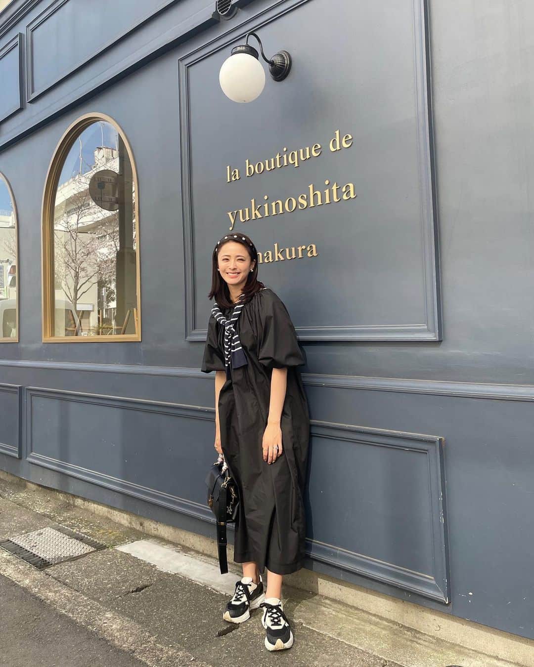 のインスタグラム：「鎌倉観光した時のコーデ🌸 最近のお気に入りが全部詰まってる✌︎  onepiece … @donobanweb  sneaker … @lucida_shoes  cardigan … @pierrot_shop  hair accessory … @3coins_official   . あっという間に金曜だな〜 今日は重い腰を上げて衣替えと 2階の空き部屋に娘の遊び部屋2を作ったよ〜‼︎ 子供の相手しながらだと全然片付け進まない🤣  息子がハイハイ始めたら 細かい物は置けなくなるから(シルバニアとか) 今までのおもちゃ部屋だったリビングの隣のお部屋は 娘の学習机と大きいおもちゃと 息子のおもちゃ部屋に🧸  母ちゃん疲れ果てました〜ギブアップです〜 でも娘が大喜びだったので満足！！！！！！！ 余ってたテレビも置いたら大はしゃぎでした。 最近毎日ワンオペ〜(白目) 携帯もろくに触れない😂  週末で通学路の確認をしなくては。 仕事も含めタスクありすぎててんやわんや🙄 小学校本格的に始まったら 少し落ち着くとは思うけど 寂しくて寂しくてしょうがない私です。 はて、子離れとは。  #大人カジュアル  #ワンピースコーデ#春コーデ#夏コーデ#先取りコーデ#骨格ウェーブ#イエベコーデ #イエベ春 #イエベ秋 #ootd#大人コーデ#30代ファッション#アラサーファッション#30代コーデ#アラサーコーデ#ママコーデ#ママファッション#大人コーデ#大人きれいめコーデ#大人かわいいコーデ #mamagirl#ロカリ#locari#mineby3mootd#ponte_fashion#ルーファ#育児日記#育児あるある#子育てママ#子育てあるある#プチプラコーデ」