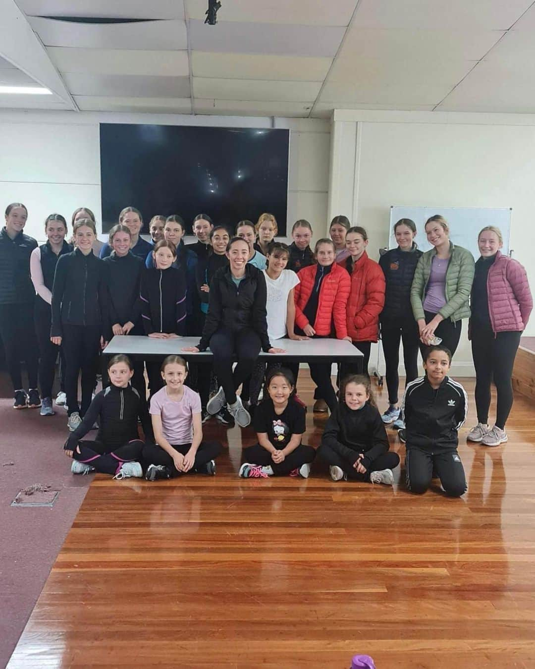 ブルックリー・ハンのインスタグラム：「🇦🇺⛸️Thank you so much to @iceskating_queensland and Boondall Figure Skating Club for having me out the past two days to work with all of your skaters and introduce everyone to the basics of Solo Dance! I am loving all the enthusiasm for this brand new ISU discipline! ⛸️🇦🇺」