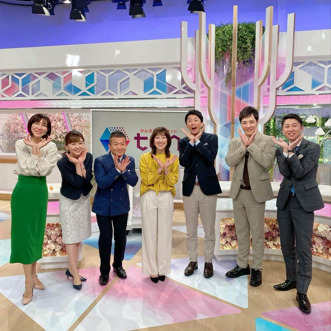 小西美穂さんのインスタグラム写真 - (小西美穂Instagram)「きょうは読売テレビの報道番組「かんさい情報ネットten.」に出演しました。初めての集合写真！最終コーナー「めばえ」のポーズだそうです。（ひとりだけ変顔の蓬莱さんにも注目！笑） ⁡ 今春から金曜チームに仲間入りさせていただき、第1.3.4金曜日に出演します。関西のみなさま、ぜひご覧くださいね！！  @shinobunakatani.ytv @fjwrkzhr @daisukehourai #中谷しのぶ #ライセンス #藤原一裕 #蓬莱大介 #気象予報士 #清原博 #弁護士 #横須賀ゆきの #解説委員 #岩原大起 #アナウンサー #かんさい情報ネットten #読売テレビ #報道」4月7日 20時43分 - mihokonishi69