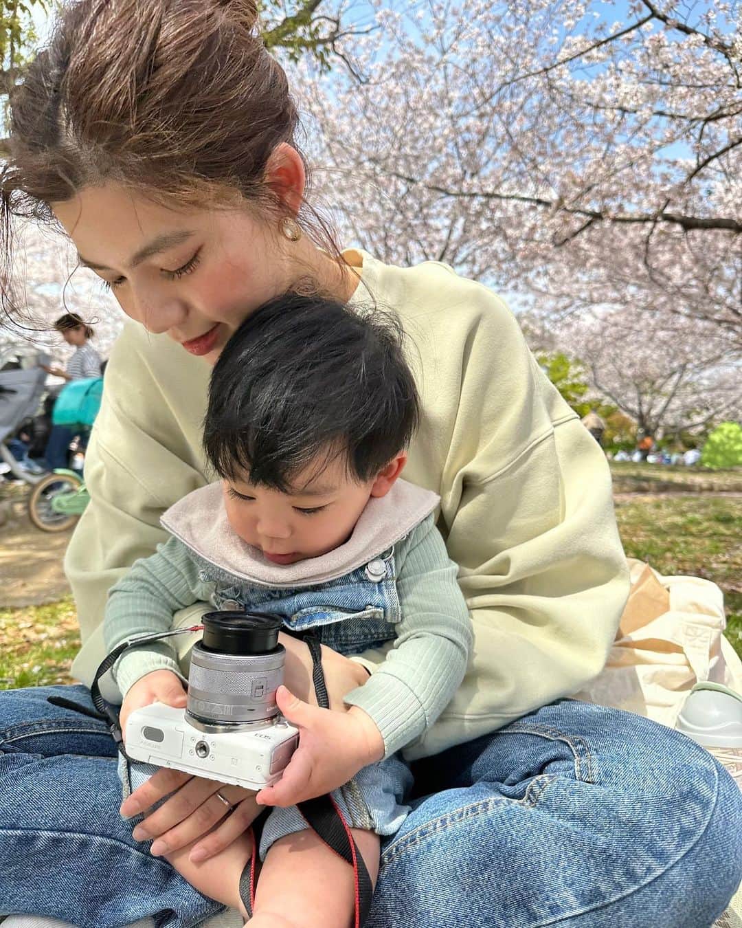 畑有里紗さんのインスタグラム写真 - (畑有里紗Instagram)「家族3人でお花見した日👨‍👩‍👦🌸  1年前の桜の時期はまだお腹の中にいたのに今年はこうやってお座りして一緒にご飯食べられるなんて🥹 👶🏻の成長ってすごいなぁぁ♡  のびのびと楽しそうにしている息子を見ながら美味しいもの食べてゆっくり過ごせて幸せのひと時でした🫶  コーデはみんな👖×ミントグリーンで合わせたよ😉  @sho_arii.family  #お花見#3人家族#息子#となのいる生活#男の子ベビー#男の子ママ#男の子パパ#赤ちゃんのいる生活#満開の桜#満開」4月7日 20時43分 - arii_m36