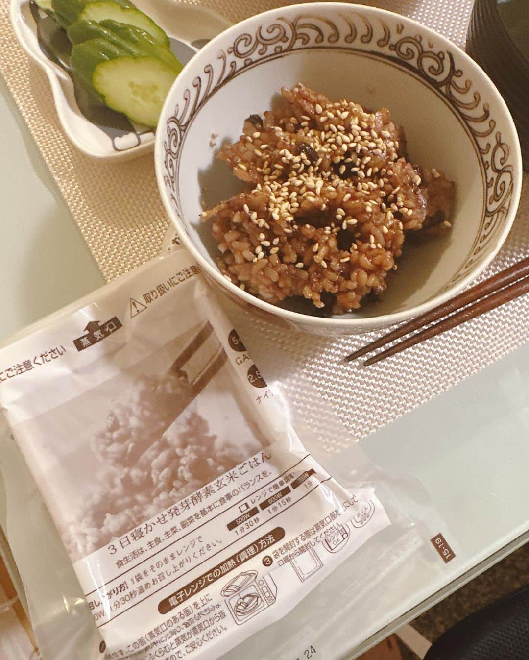 岩瀬玲さんのインスタグラム写真 - (岩瀬玲Instagram)「普段玄米を家で食べてます 健康のためにもあるけど 普通に白米より好きだから❤️  そして今回は 春日屋さん @kouso.genmai.kasugaya  の３日寝かせ発芽酵素玄米ごはん を食べてみたら めっちゃ美味しかったー  以前寝かせ玄米にハマって 自分でも作ってたんだけど 面倒なのでやめちゃったんだけど  この３日寝かせ発芽酵素玄米ごはんは レンジでチンするだけでOK❤️ めっちゃ楽  気に入ってる点 👉発芽玄米は玄米より栄養価が高い 👉もちもち食感 👉簡単 👉添加物ゼロ  もちもちが大好きだし ほんと美味しいの  今日は疲れてたので めっちゃ簡単にご飯を作りたかったし ピッタリ  ほんと満足度高いし 玄米苦手な人も食べてみてほしいー 今度はおにぎりにして食べようっと🍙  PR #春日屋 #3日寝かせ発芽酵素玄米 #発芽酵素玄米 #酵素玄米 #玄米ご飯 #玄米ダイエット #一日一膳 #おうちごはん #玄米」4月7日 20時48分 - akirakkuma