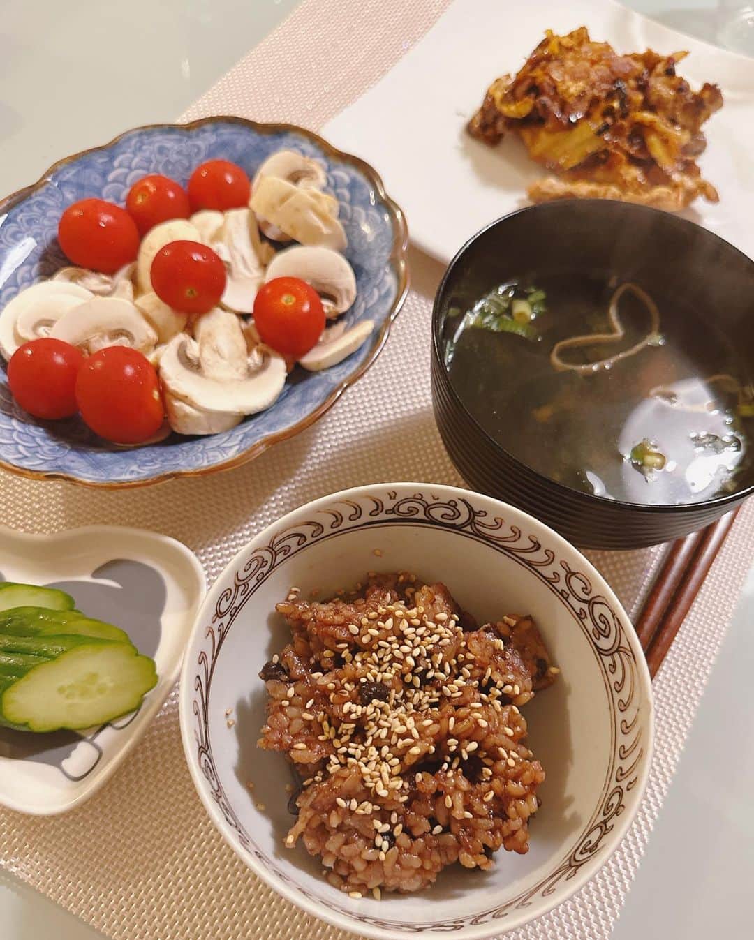 岩瀬玲のインスタグラム：「普段玄米を家で食べてます 健康のためにもあるけど 普通に白米より好きだから❤️  そして今回は 春日屋さん @kouso.genmai.kasugaya  の３日寝かせ発芽酵素玄米ごはん を食べてみたら めっちゃ美味しかったー  以前寝かせ玄米にハマって 自分でも作ってたんだけど 面倒なのでやめちゃったんだけど  この３日寝かせ発芽酵素玄米ごはんは レンジでチンするだけでOK❤️ めっちゃ楽  気に入ってる点 👉発芽玄米は玄米より栄養価が高い 👉もちもち食感 👉簡単 👉添加物ゼロ  もちもちが大好きだし ほんと美味しいの  今日は疲れてたので めっちゃ簡単にご飯を作りたかったし ピッタリ  ほんと満足度高いし 玄米苦手な人も食べてみてほしいー 今度はおにぎりにして食べようっと🍙  PR #春日屋 #3日寝かせ発芽酵素玄米 #発芽酵素玄米 #酵素玄米 #玄米ご飯 #玄米ダイエット #一日一膳 #おうちごはん #玄米」