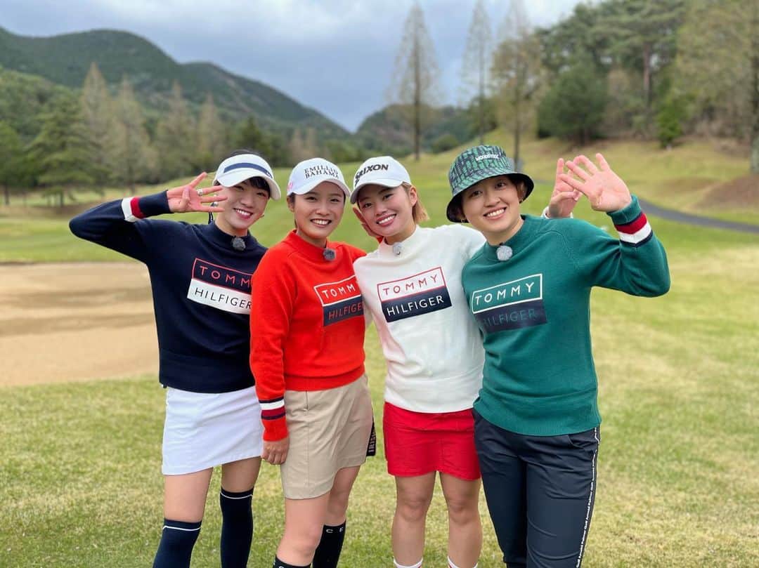 安藤京佳のインスタグラム：「. オソロイカワイイ💙🧡❤️💚 #4underのオフショット」