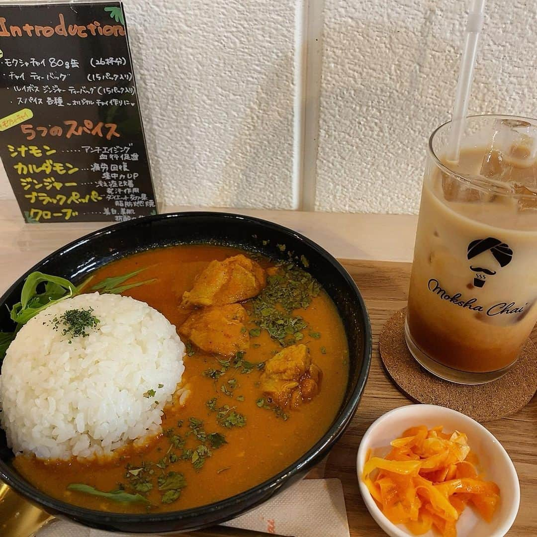 佃井皆美のインスタグラム：「中目黒にあるチャイ専門店。👳🏽‍♂️🍛 スパイスカレーが激ウマで、 身体にも良いし最高じゃん！！ 5つのスパイスの効能？みて、 スパイス！すげぇ！！ってなって、 朝チャイ生活はじめることにしました🌿 おいしくできた💮 身体に良いものに目がないのは健康オタクの母譲りです🥱 お稽古始まってもこんな余裕のある暮らしを…したい…笑  #チャイ  #スパイスカレー  #束の間の休日」