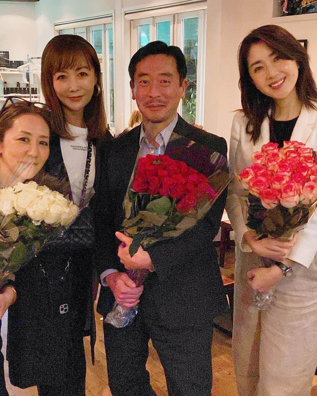 芦田桂子さんのインスタグラム写真 - (芦田桂子Instagram)「お誕生日投稿が続いております🥺 両腕いっぱいの薔薇の花束に感動〜🌹✨ 嬉しすぎて帰り道、コンビニの看板の灯を照明にパチリ📸笑  大好きなケイミさん @goto_keimi  春生まれのお誕生日会をしてくれました🎂🥂 久々にゆりさんともお会いできて嬉しかった💕 @yuri_toga1973  @yonekurasatoru   自由が丘の焼肉 #まんぷく さんで腹6分目まで🐮食べた後は @junta_ishikawa さんへ🇮🇹🥂 ココロもお腹も満たされて あ〜生きてて良かったなぁ〜と❤️  ケイミさんオススメの優秀韓国コスメたち✨ 少しづつサロンにも入荷しますよ❣️ ケイミさんいつもありがとうございます😊💕  #誕生日会 #幸せ  #happybirthday  #感謝が止まらない #恩返しせねば  #芦田桂子」4月7日 11時51分 - keiko_ashida