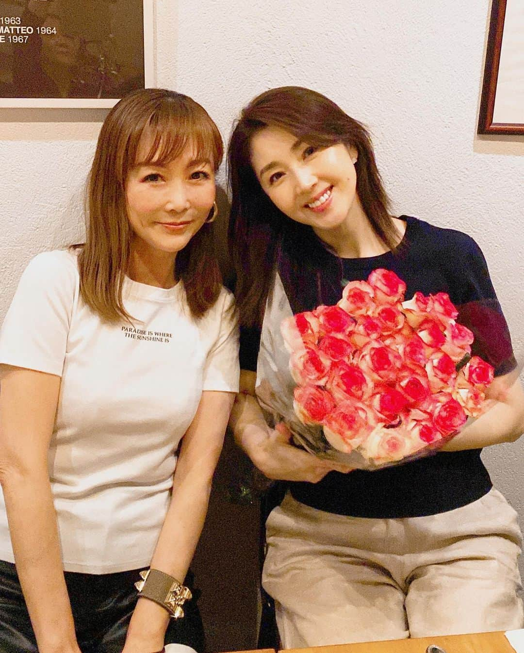 芦田桂子さんのインスタグラム写真 - (芦田桂子Instagram)「お誕生日投稿が続いております🥺 両腕いっぱいの薔薇の花束に感動〜🌹✨ 嬉しすぎて帰り道、コンビニの看板の灯を照明にパチリ📸笑  大好きなケイミさん @goto_keimi  春生まれのお誕生日会をしてくれました🎂🥂 久々にゆりさんともお会いできて嬉しかった💕 @yuri_toga1973  @yonekurasatoru   自由が丘の焼肉 #まんぷく さんで腹6分目まで🐮食べた後は @junta_ishikawa さんへ🇮🇹🥂 ココロもお腹も満たされて あ〜生きてて良かったなぁ〜と❤️  ケイミさんオススメの優秀韓国コスメたち✨ 少しづつサロンにも入荷しますよ❣️ ケイミさんいつもありがとうございます😊💕  #誕生日会 #幸せ  #happybirthday  #感謝が止まらない #恩返しせねば  #芦田桂子」4月7日 11時51分 - keiko_ashida