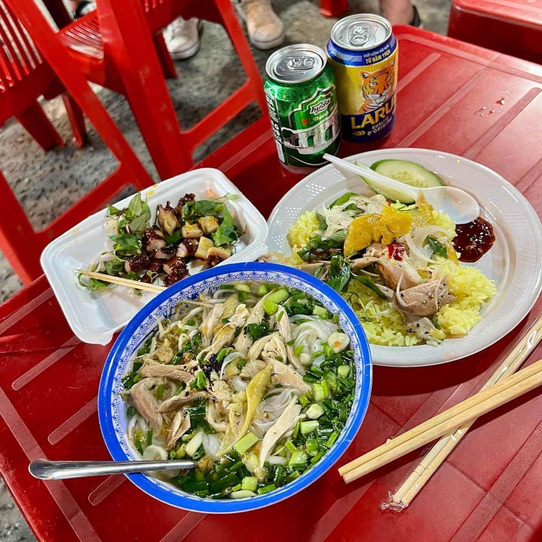 日高優希さんのインスタグラム写真 - (日高優希Instagram)「#ベトナムの思い出🇻🇳 ②  #ソンチャナイトマーケット ベトナム・ダナン市内には ナイトマーケットがいくつかあるそうなんですが、中でもシーフードが豊富なのがソンチャナイトマーケット🦞  夜なのに煌々と照明がたかれていて、活気がすごかったです！ そして屋台グルメは種類豊富&コスパ◎でどれを食べようか本当に悩みました😳  結果、大塚さんとわたしは「タコのBBQ焼き」「フォー」「チキンライス」をチョイス🐙 全部美味しかったのですが、特に目の前で炭火で焼いてもらったタコがビールとの相性抜群で最高でした🍻💓  ダナンを訪れた際はぜひ、ナイトマーケットで食い倒れを体験してみてくださいね🌝  ソンチャナイトマーケットでのシーンを含む、 ベトナム女子旅特集前編は現在TVerで配信中📺 ぜひ動画でもご覧ください👀  後編はあさって日曜日放送です、お楽しみに🌟  #新潟一番 #新潟一番サンデープラス #10周年 #海外ロケ #ベトナム #Vietnam #ダナン #Danang #アオザイ #女子旅  #新潟ベトナム直行便 #Niigata #DANANG #NGT48 #ngt48らーめん部  #部長 #大塚七海 さん #TeNY #テレビ新潟 #アナウンサー #日高優希」4月7日 11時52分 - yuki_hidaka_teny