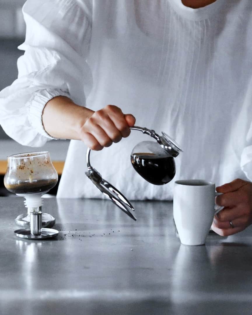 ムクリ［mukuri］さんのインスタグラム写真 - (ムクリ［mukuri］Instagram)「大好きなコーヒーにまつわる道具から、お取り寄せできるコーヒーまでご紹介  本編は大好きとおっしゃる コーヒーについてのお話です。  コーヒーのための道具は充実しているので 出会いや選ぶ楽しみがたまりませんよね。  そんな中からasamiさんが選んだものたちは センスがキラリと光っています。  お取り寄せできるコーヒーは お店やおすすめの銘柄について教えてくださいました。  コーヒーの時間を共有することも含めて おいしい時間なのかもしれないという言葉が とても素敵で印象的でした。  ぜひ参考にしてくださいね♩  ▶︎ご紹介した読みもの https://mukuri.themedia.jp/posts/16312074  –––––––––––––––––– ムクリ公式アカウントでは くらしの中にある"好き"や"コダワリ"を毎日お届け。  インテリア、整理収納から家づくりなど 日常で参考になる情報から サラッと読める短編コラムまで ご紹介していますのでフォローしてぜひご覧ください。 ▶︎ @mukuri_official ・  「 #ムクリ 」のタグもいつも楽しく拝見しています☺️  オリジナルブランドは @daily_mukuri  くらしの中にあったらいいいな、 そんな商品を企画・制作、集めています。 ––––––––––––––––––  #珈琲#coffee#☕️#HARIO#BARISTACO#タカヒロ#PeterIvy#日用品 #ガラスポット #日ノ出化学製作所#台所#マグカップ #ふだんの台所 #キッチン #見せる収納 #サブウェイタイル #リノベーション #暮らしを楽しむ #インテリア #暮らし　 #interior #kitchen #renovation#くらしの編集#ムクリ」4月7日 12時05分 - mukuri_official