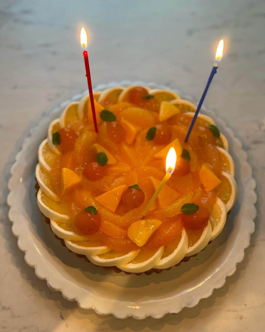 森田えりかさんのインスタグラム写真 - (森田えりかInstagram)「オフィスでスタッフのお誕生日会！ 4月のお誕生日は爽やかタルトケーキでお祝い🥧🍇 いつも賑やかに楽しくやっています😊 #birthday #birthdaycake」4月7日 11時59分 - erikaricottamelon