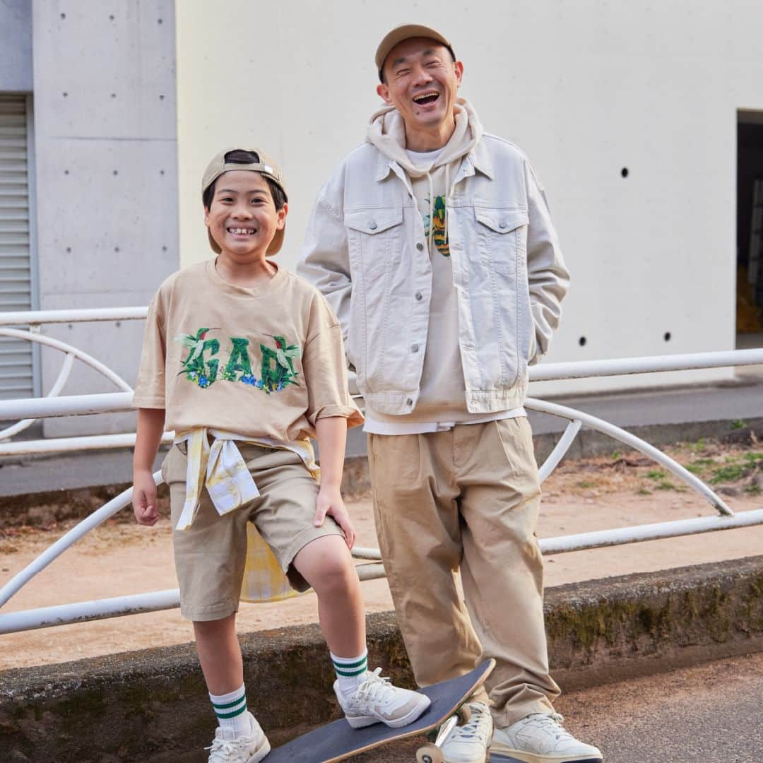 GapKids_jpさんのインスタグラム写真 - (GapKids_jpInstagram)「GAP FAMILY STYLE! この春は、Gapで親子リンクコーデを楽しもう！  日本人アーティスト「RAKU INOUE」とのコラボレーションアイテムを親子リンクで♪ ホワイトやベージュなど同系色でまとめたファミリースタイル。  岡田晋(プロスケートボーダー)ファミリー @shinokada77   <着用アイテム> 54166500/Men's RAKU INOUE フーディー(L) 83710600/Men's アイコンジャケット(L) 54587603/Men's リラックスプリーテッドカーキ(32) 54269305/Men's　ロゴベースボールハット(ONESIZE) 44077500/Men's クラシックTシャツ(L) 58632000/Men's RAKU INOUE Tシャツ(M) 89465501/Kids Boy ショートパンツ(155) 55270202/Kids Boy ポプリンシャツ(140) 54269305/Men's　ロゴベースボールハット(ONESIZE) 61081701/Kids Boy RAKU INOUE Tシャツ(120) 56891300/Kids Girl イースターカーディガン(120) 60234103/Kids Girl ウエストベルト付きパンツ(110)  #Gap #GapKids #親子リンクコーデ #Familystyle」4月7日 12時00分 - gapkids_jp