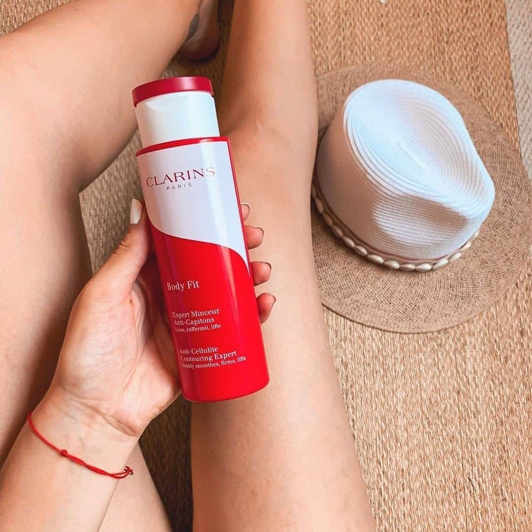 Clarins Méxicoのインスタグラム：「¡Bye, bye piel de narana! 😎🍊 Body Fit es TOP si bucas combatir la celulitis, con sus ingredientes naturales proporciona un efecto lifting para tonificar tu piel. ✨ #ClarinsTip úsalo por la mañana y/o por la noche desde los tobillos hasta la cintura.  . . . #vivoclarins #body #fitness #ejercicio #healthy #salud #cuerpo #Body #Clarinscuidadeti #Bodymist #aroma #naturalskincare #skincare #beauty #natural #naturalbeauty #healthyskin #selfcare #organicbeauty #skincaretips #skincareproducts #beautycare #instabeauty #bodycare #skinbody」