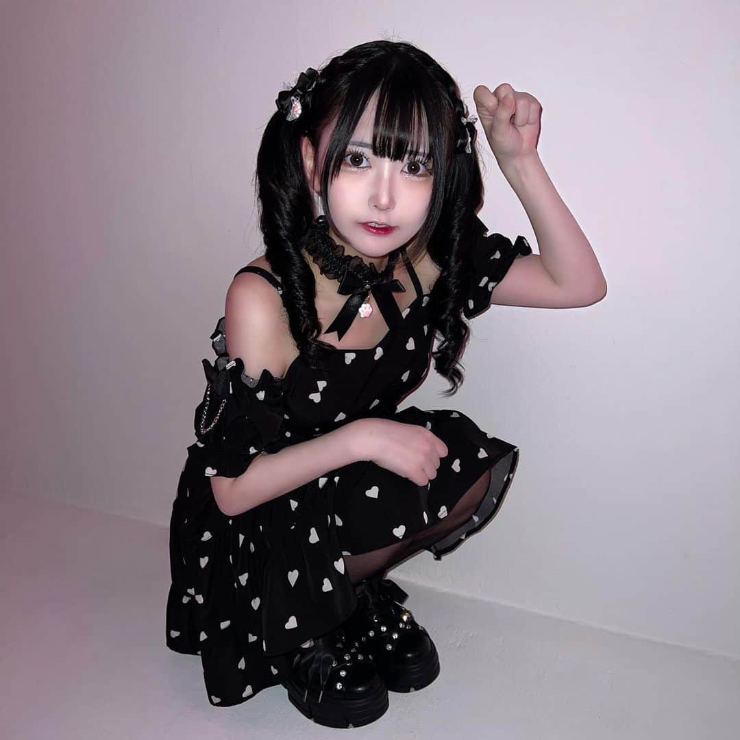 ねおきまこのインスタグラム：「生誕当日ですが！ 告知失礼します🫶♡  Jamieエーエヌケー SS collection　vol.4 公式通販サイトAiland にてカタログ公開されました(っˇωˇｃ)！  チェックしてね🐱！   https://ailand-store.jp/jamieank/」