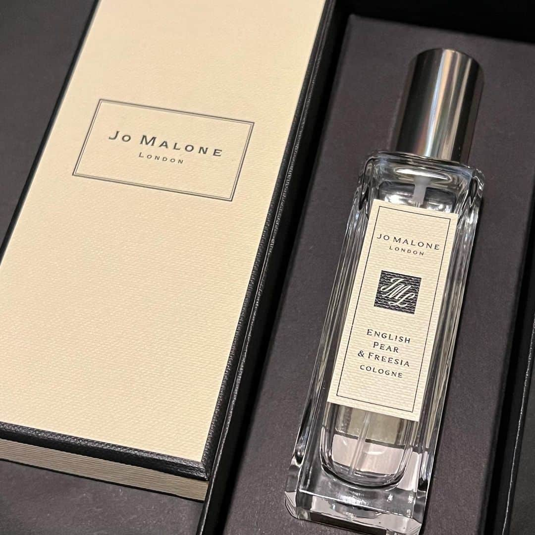 JULIANのインスタグラム：「JO MALONE LONDON  最近の俺のオイニ〜🧴✨  これかHERMESのナイルの庭付けてるかな🤙✨  #jomalone  #jomaloneperfume  #jomalonelondon  #englishpearandfreesia  #ジョーマローン  #ジョーマローンロンドン #ジョーマローン香水  #イングリッシュペアーアンドフリージア   #香水 #爽やか #フレグランス  #オードトワレ #香水店  #香り #香りのある暮らし  #香りのある生活  #匂いフェチ #香りフェチ  #香り好き #匂い #香水コレクション #香水マニア  #香り好きな人と繋がりたい  #香水好きな人と繋がりたい  #神戸 #神戸市  #美容男子 #美意識  #モデル #メンズモデル」