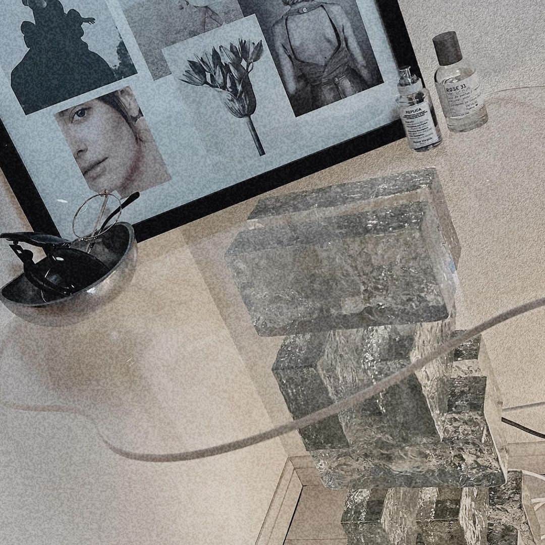 舞城モアサさんのインスタグラム写真 - (舞城モアサInstagram)「, , 大好きな部屋の一部🖤🩶 , #部屋 #マイルーム #クリアレンガ #中国家具 #ワンホン #クリアテーブル #額縁 #lelabo #衣装　#ドレス #インテリア #家具 #ゆるミニマリスト #インテリア好き #シンプルライフを目指して  #子育て」4月7日 12時04分 - maishiro_moasa
