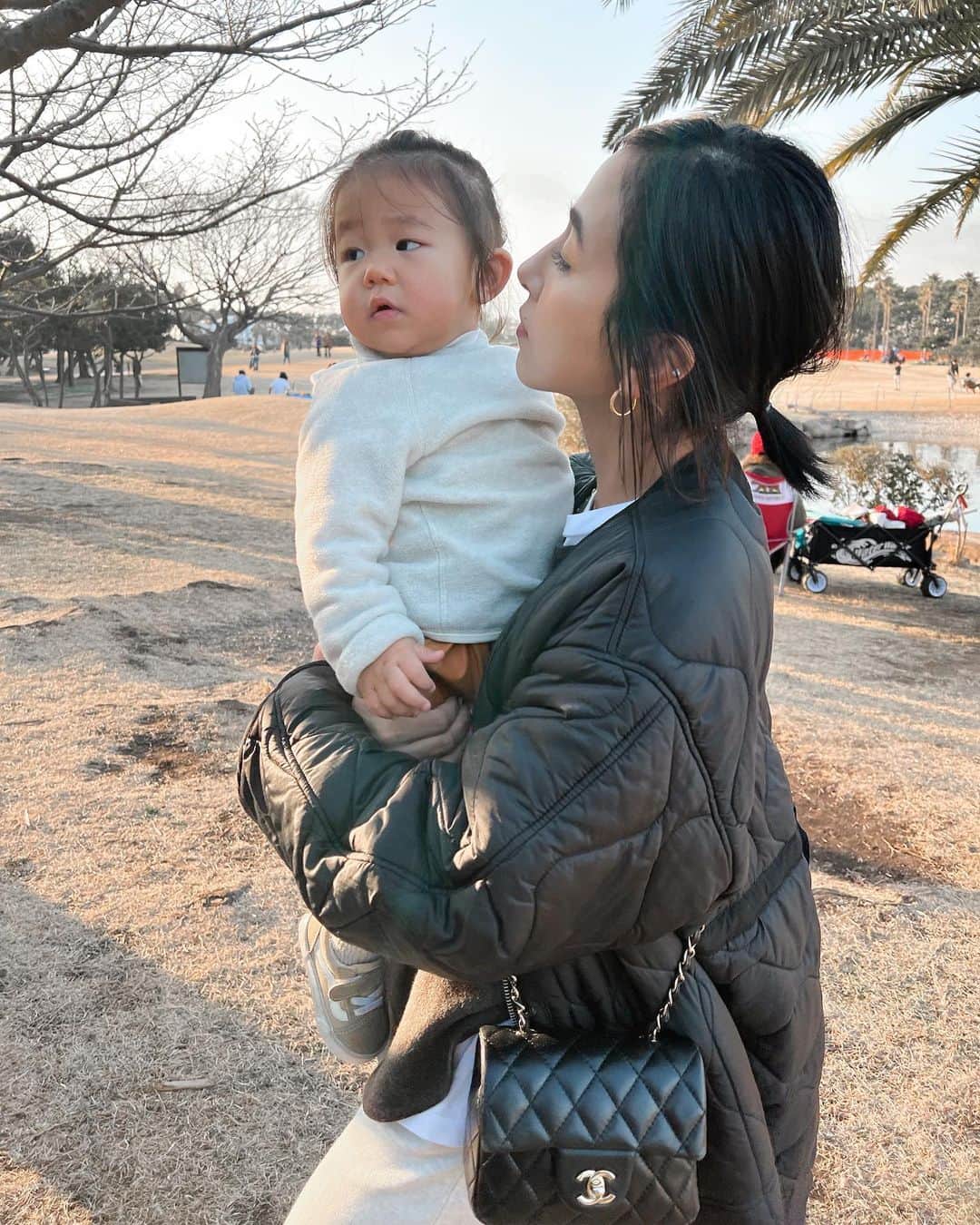 Hiiiiikoのインスタグラム：「♡ . . 👨🏽が撮ってくれた♡ いつも撮る側ばっかりで あんまり子供達との写真がないから嬉しい♥️  2枚目のkomachiさんからの突然のチューは🫶🏼 . . #親子#親子コーデ#ママ#ママコーデ#ママファッション#シンプルコーデ#カジュアルコーデ#女の子ママ#4人のママ#1歳女の子#1歳5ヶ月#姉妹ママ#30代コーデ#プチプラコーデ#プチプラ#大人カジュアル#158cm」