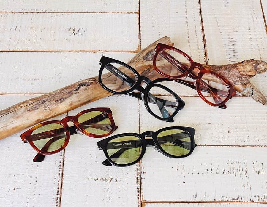 スタンダードカリフォルニアさんのインスタグラム写真 - (スタンダードカリフォルニアInstagram)「KANEKO OPTICAL × SD Sunglasses Type 7が入荷しました‼︎  世界的にも有名な眼鏡生産地、福井県鯖江市。 そんな鯖江にてシーンをリードし続ける1958年創業の老舗「金子眼鏡」。  日本の一流職人の技が冴える金子眼鏡の製品は海外でも高く評価され、NYにも直営店を展開されています。  そんな金子眼鏡との別注モデルにティアドロップとウェイリントンをイメージベースにした新型のType 7が登場です。  PersolやRay-Banなどで人気のティアドロップ型の雰囲気は残しつつ、ウェイリントンのベースに落とし込み、掛けやすいバランスに調整しました。  クラシックな雰囲気ながら掛けやすさは抜群、ありそうでなかったフォルムも新鮮です。  @standardcalifornia_os  @standardcalifornia_movie   #standardcalifornia #スタンダードカリフォルニア #kanekooptical #金子眼鏡  #sunglasses #サングラス #眼鏡 #メガネ #internationalshipping #overseashipping #worldshopping #worldshoppingjp」4月7日 12時12分 - standardcalifornia
