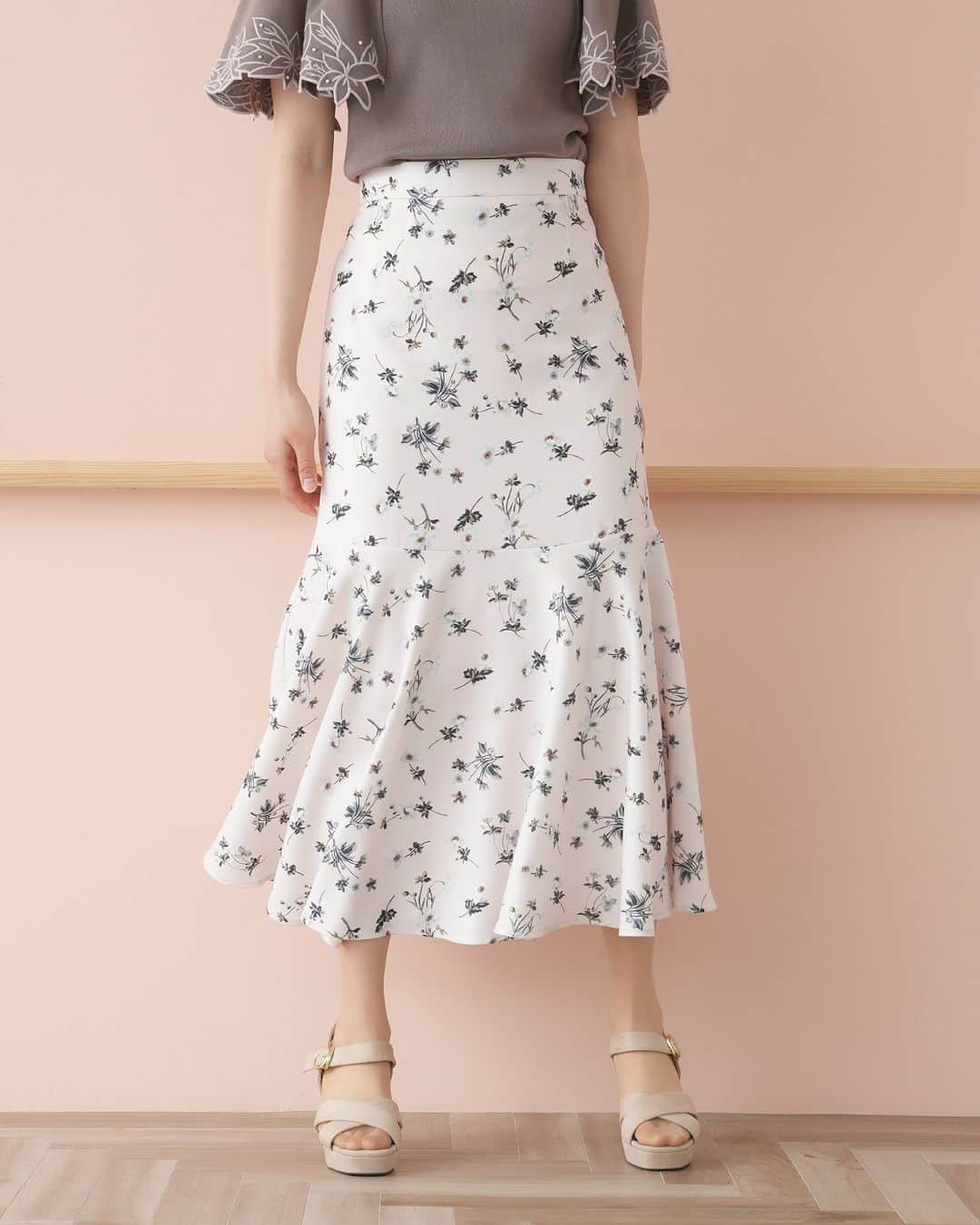 ASTORIA ODIERさんのインスタグラム写真 - (ASTORIA ODIERInstagram)「◼︎バックスピンドル切替花柄ロングスカート 　white /pink 　￥6,490  マーメイドラインのスカートは歩くたびに動きが出る軽やかな印象のスカート。 美シルエットが叶う女性らしい一着です。  ハイウエストデザイン＆すっきりとしたヒップライン、 裾に向かって緩やかに広がるマーメイドシルエットは、花柄でも甘くなりすぎず上品かつこなれ感が出ます◎  レースやチュール素材のフェミニンなトップスと合わせると、女性らしい大人スタイルが完成します。  #astoriaodier #アストリアオディール #2023ss #スカートコーデ #花柄スカートコーデ #春スカートコーデ #マーメイドスカート #マーメイドスカートコーデ #花柄マーメイドスカートコーデ #ニットコーデ #清楚コーデ #キレイめスカートコーデ #大人フェミニン #大人フェミニンコーデ #春コーデ #通勤コーデ #仕事服 #オフィスカジュアルコーデ #デートコーデ #通学コーデ #お仕事コーデ」4月7日 12時13分 - astoriaodier