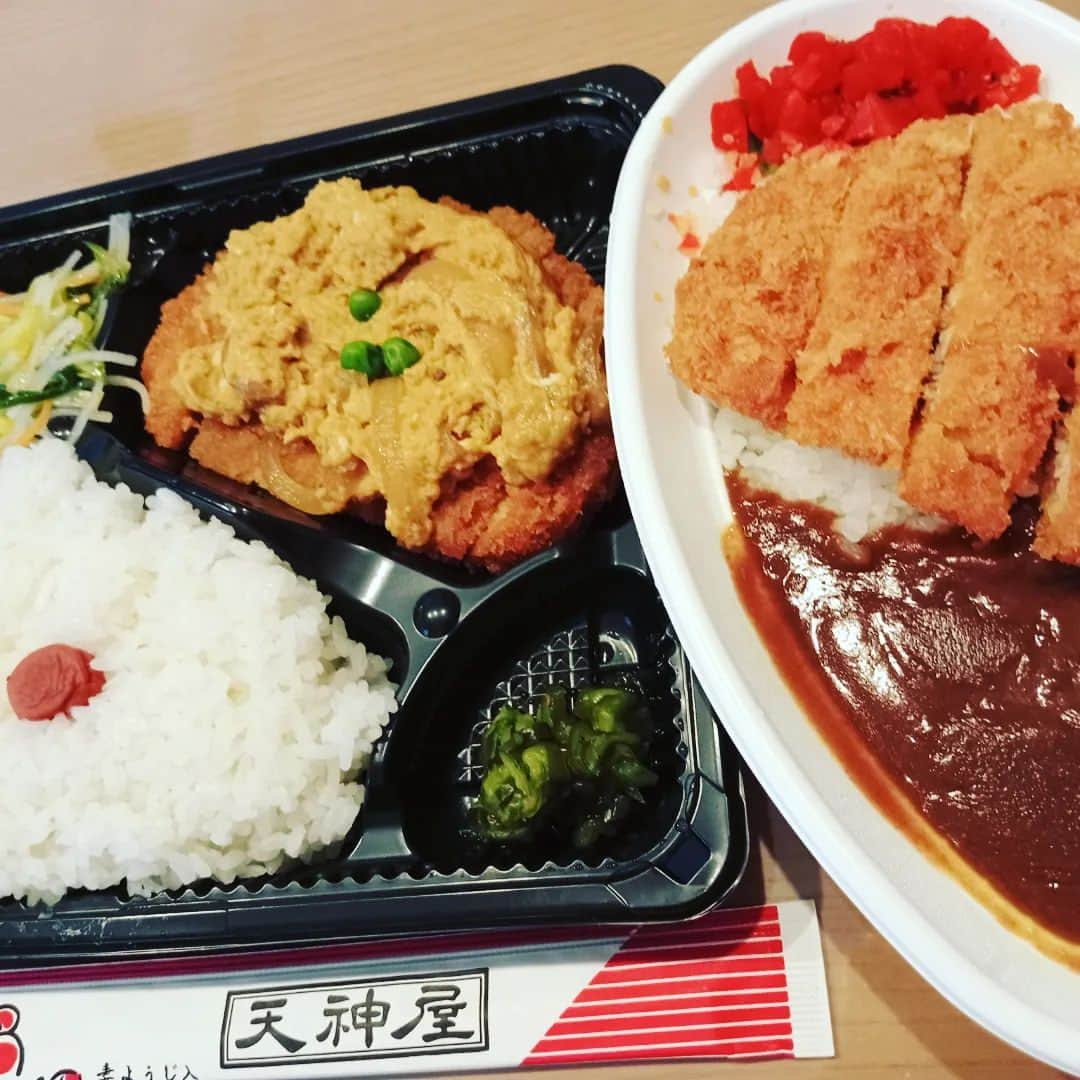 阿部善博さんのインスタグラム写真 - (阿部善博Instagram)「お昼休みにチキンカツ煮定食とカツカレー。２人前いただきました。 地元の天神屋さんのお弁当。」4月7日 12時23分 - abeyos