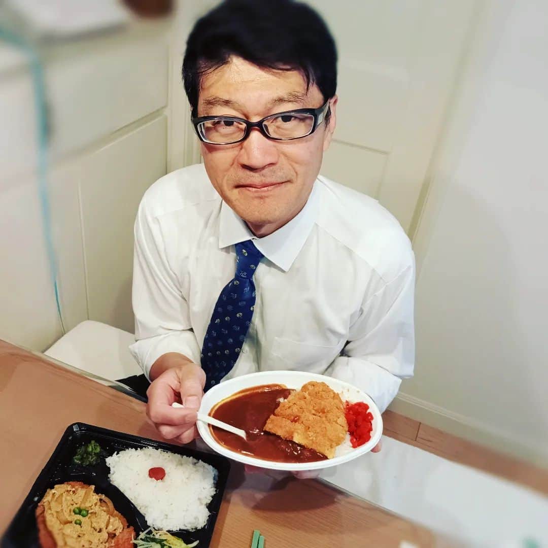 阿部善博さんのインスタグラム写真 - (阿部善博Instagram)「お昼休みにチキンカツ煮定食とカツカレー。２人前いただきました。 地元の天神屋さんのお弁当。」4月7日 12時23分 - abeyos