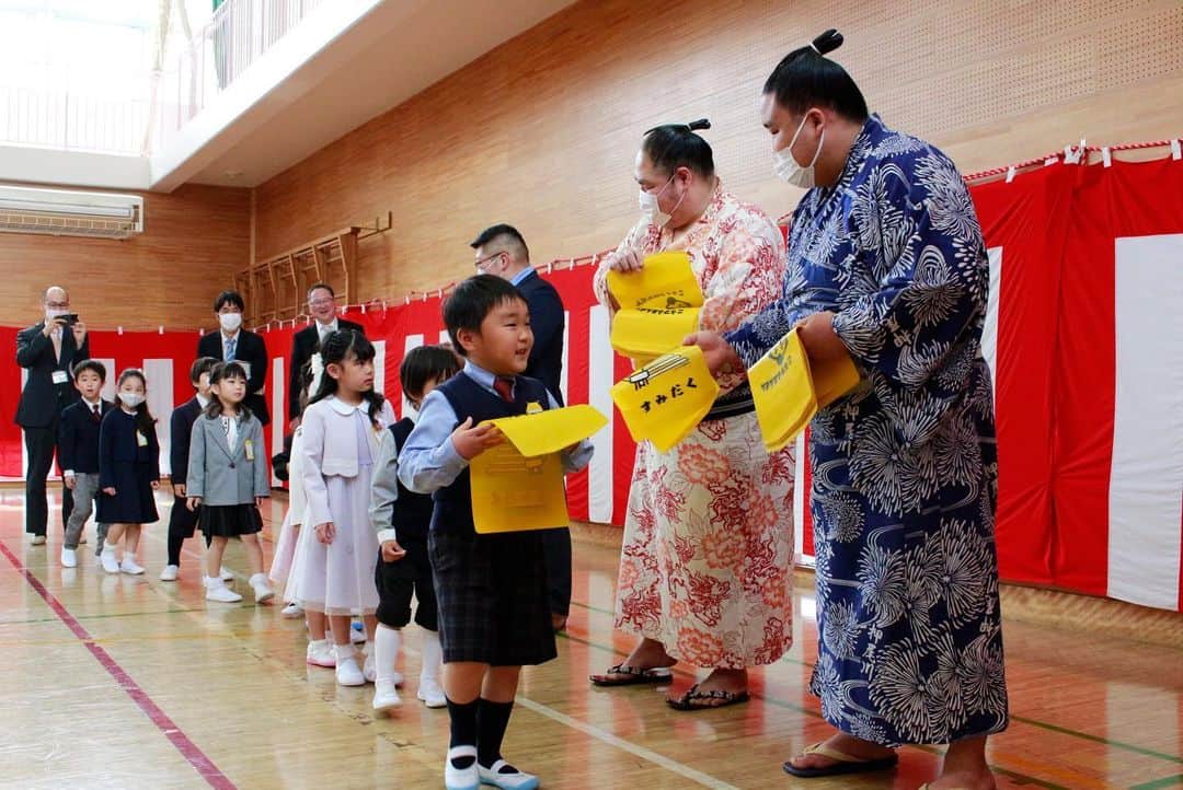墨田区さんのインスタグラム写真 - (墨田区Instagram)「【日本相撲協会から新1年生へランドセルカバー贈呈🎒】  区は、日本相撲協会から区立小学校全25校の新1年生、約1,800名に対して、ランドセルカバーの寄贈を受けました👪 この取組は、交通安全を目的として、児童たちが安心して登下校できるように、令和2年度からスタートし、今年度で4回目となります🚙✨👬今回初めて、全25校のうち4校において、力士が直接ランドセルカバーを贈呈しました🌸  #墨田区 #すみだ #sumida #東京 #tokyo #わたしのすみだ自慢 #これもすみだのシティプロモーション #さくら #sakura #cherryblossom #入学式 #sumouwrestler #sumouwresling #両国国技館」4月7日 12時15分 - sumida_official