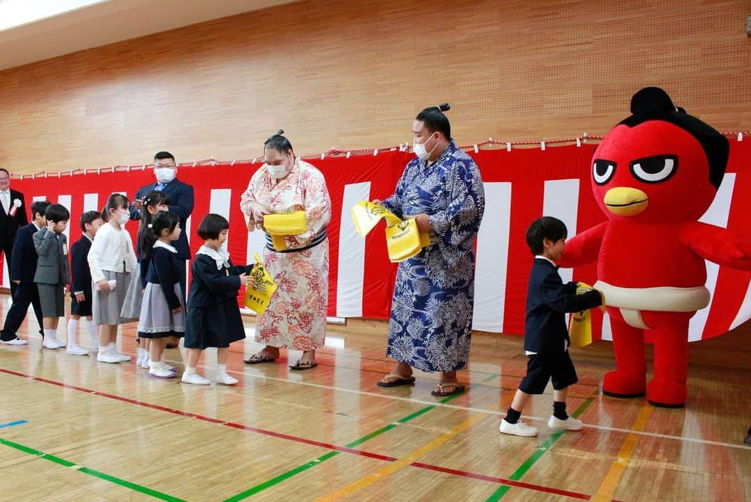 墨田区さんのインスタグラム写真 - (墨田区Instagram)「【日本相撲協会から新1年生へランドセルカバー贈呈🎒】  区は、日本相撲協会から区立小学校全25校の新1年生、約1,800名に対して、ランドセルカバーの寄贈を受けました👪 この取組は、交通安全を目的として、児童たちが安心して登下校できるように、令和2年度からスタートし、今年度で4回目となります🚙✨👬今回初めて、全25校のうち4校において、力士が直接ランドセルカバーを贈呈しました🌸  #墨田区 #すみだ #sumida #東京 #tokyo #わたしのすみだ自慢 #これもすみだのシティプロモーション #さくら #sakura #cherryblossom #入学式 #sumouwrestler #sumouwresling #両国国技館」4月7日 12時15分 - sumida_official