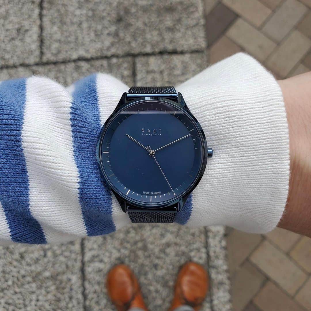 Maker's Watch Knotさんのインスタグラム写真 - (Maker's Watch KnotInstagram)「こんにちは、徐々に暖かい日も増え、趣味の散歩が楽しい季節となりました。横浜元町ギャラリーショップの廣川です。  シンプルなデザインが人気のシンソーラーに落ち着いたブルーが印象的な限定カラーが発売となりました。デニムなどブルー系の服装とも相性ばっちり◎ストラップもこの時計用に作った限定のセットとなっています。  店舗でもサンプルをご用意してお待ちしております。この機会にぜひ遊びにいらしてください。  時計：STS-38BLBL ストラップ：MS-18BLBL  #knotwatch #watch #wristwatch #madeinjapan #ノット#時計#腕時計#国産時計#カスタムオーダー#osaka #shinsaibashi #横浜元町」4月7日 12時18分 - makers_watch_knot