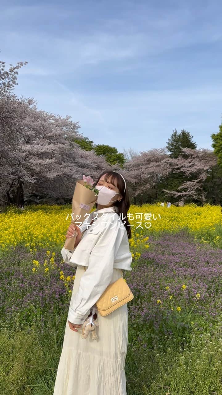のインスタグラム：「桜と菜の花を観に行ってきたよ🌸💛 綺麗すぎて癒された♡♡ . . お花畑には合わせて白ワンピを🤍 @classicalelf_official の ワッシャーシアー素材マキシワンピース🌼 バックリボンで後ろ姿も可愛い！ (160 Mサイズ アイボリー着用) . . #クラシカルエルフ #classicalelf #エルフコーデ #タイアップ#uniqlo #gu #zara #ユニクロ #ジーユー #ザラ #zozo #zozotown #zozo購入品 #zozotown購入品 #Aラインワンピース #プチプラコーデ #着回しコーデ #バックリボン #Vネック #お花畑コーデ #お花畑 #お花見 #お花見コーデ」