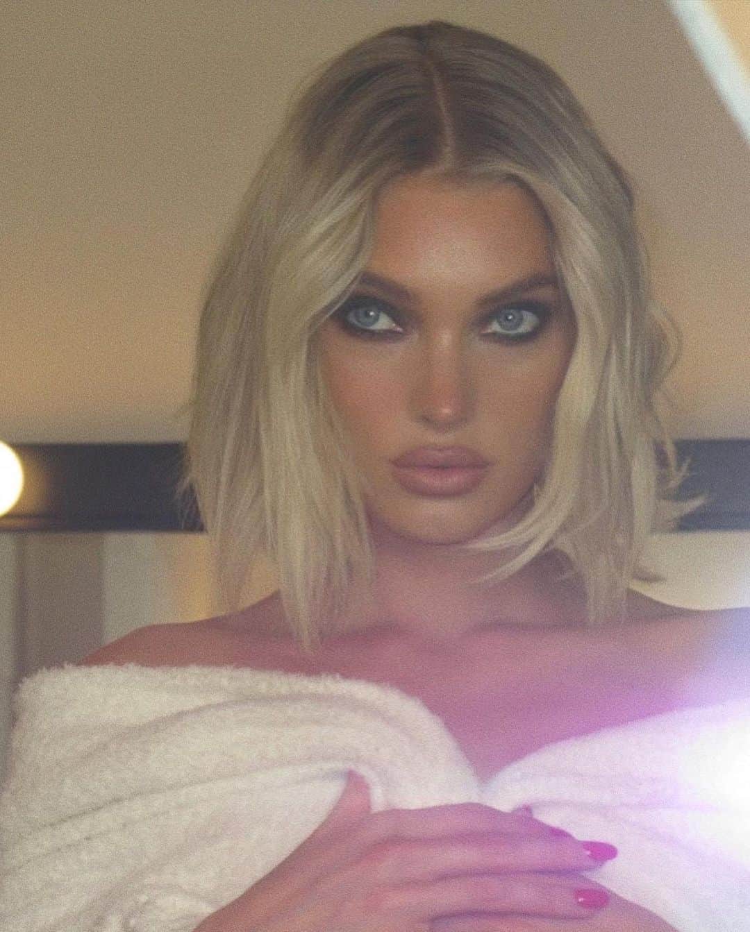 エルザ・ホスクのインスタグラム：「😎」
