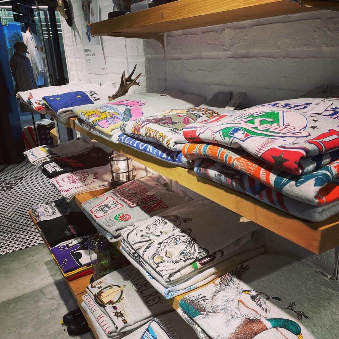 フリーマンズスポーティングクラブのインスタグラム：「VINTAGE FAIR🏷👕 at FREEMANS SPORTING CLUB  【開催期間】 2023年4月7日(金)～4月23日(日)  【開催店舗】 FREEMANS SPORTING CLUB – NEWoMan YOKOHAMA  #newoman横浜  #freemanssportingclub  #古着 #横浜駅 #横浜古着」