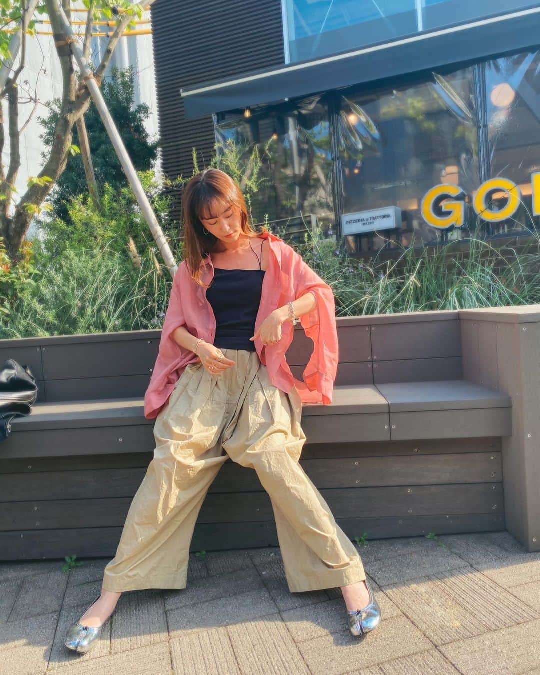 のインスタグラム：「・ シアーシャツの袖にスリットが入っていて、 ニョキって手を出せるのがかわい🫶  暖かくなってきたので衣替えついでに思いっきり断捨離しようと思っているこの頃です🔥  娘コーデもピンク色が入っていて 親子でピンクコーデみたいになっていた日 👧🏻👩🏻💓  #タグ付け２枚目🏷  ・ ・ ・ ・ #スリーブスリットシアーシャツ　 #stylemixer  #スタミキ  #スタイルミキサー  #marni #maisonmargiela  #zarakids  #ゆえのお洋服  #3歳女の子ママ  #ママコーデ  #ママコーディネート  #女の子ママ #女の子のママ  #ママファッション  #mamafashion #ootd #ootdfashion #ootdstyle」