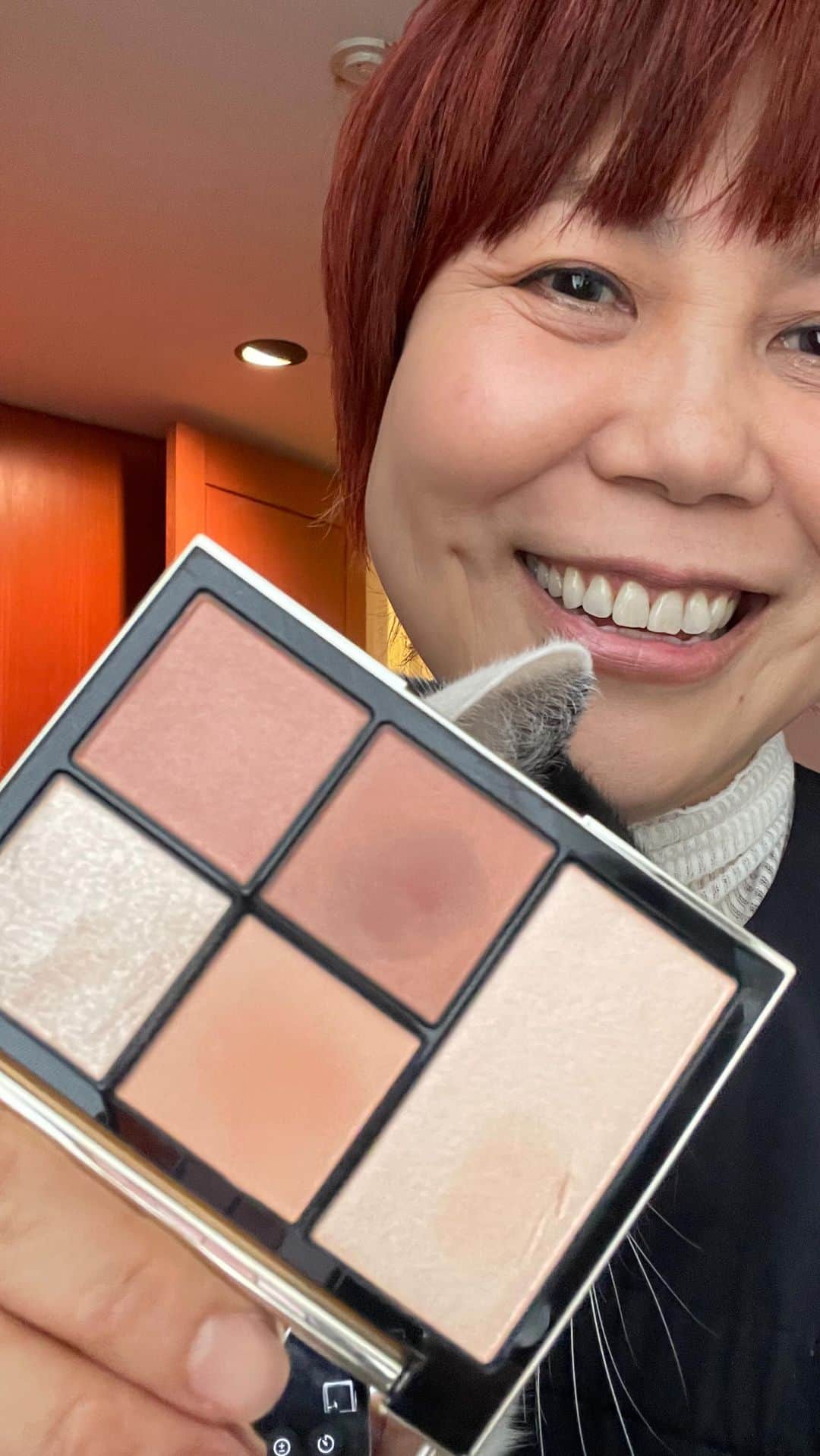 のインスタグラム：「毎日BEAUTY LIVE  2023/4/7  毎日Beauty Live です😃💕  今日のお題《 "竹" もぉちょっとメイク》 　 これから取材で撮影していただくので、ナチュラルだけどくっきりなアイメイクを👀✨  #ダイソーふたえ用両面アイテープ #スナイデルフェイススタイリスト 01(5/10売) #ウズアイオープニングライナー ダークグレー #ウズ38cシャドーライナー01 #snidelbeauty #美人はみんな持っている #フェイススタイリスト    #毎日ビューティライブ  #山本浩未 #ヤマモトヒロミ #メイクの白黒赤 #ちょっとの手間できれいが違う #おとな美容 #きれいは力  #きれいに終わりはない #たるみはメイクでなくせます」