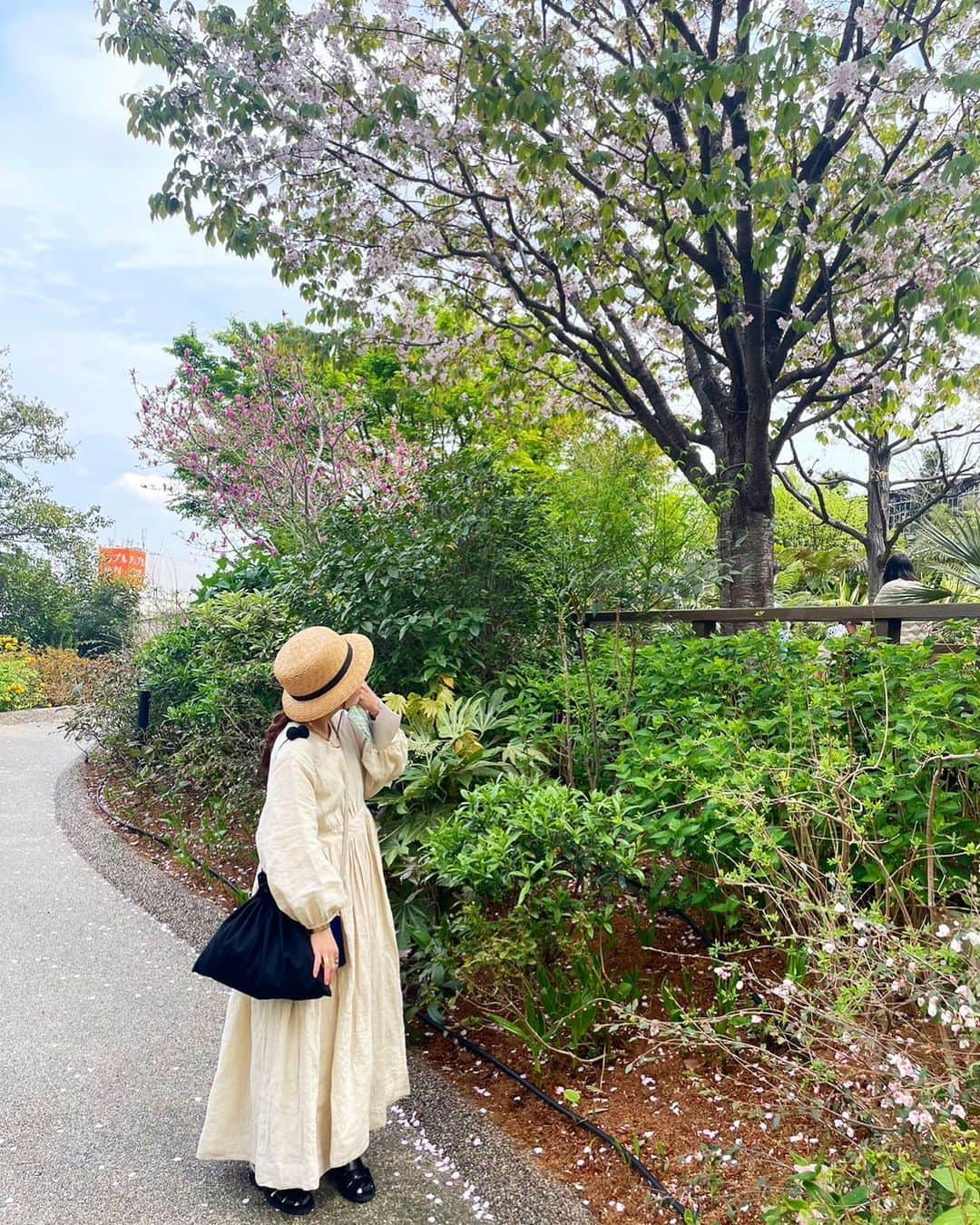 _hw_em11さんのインスタグラム写真 - (_hw_em11Instagram)「🌸  だいぶ散ってた〜🌸 でも緑とピンクも綺麗🥺  久しぶりにクラスカの麦わら👒  . 先日また一つ歳を重ねました🙇🏻‍♂️ ストーリーにたくさんお祝いメッセージいただきまして、 本当に胸が熱くなりました😭💗  ここでのつながりをこれからも大切にしたいです♡  謙虚さと周りの方への感謝を忘れずにまた一年がんばります💪  . . #桜 #花見 #claska  #ito_fukuoka  #ponponbag #paraboot」4月7日 12時34分 - _hw_em11