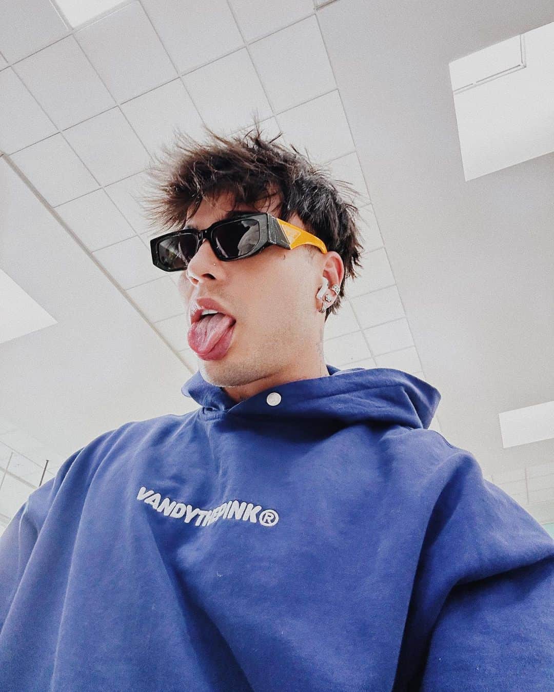 Sebastián Villalobosのインスタグラム：「1. haciéndome el cool 2. compritas de cocineros 3. los postres que hice en clase 4. alguien tomándome fotos tempranito 5. carreritas con gente bonita 6. espejo? foto 7. atardecer desde el hotel 8. soy un buen perdedor 9. me sentí cool con mi outfit 10. cansao pero feliz」
