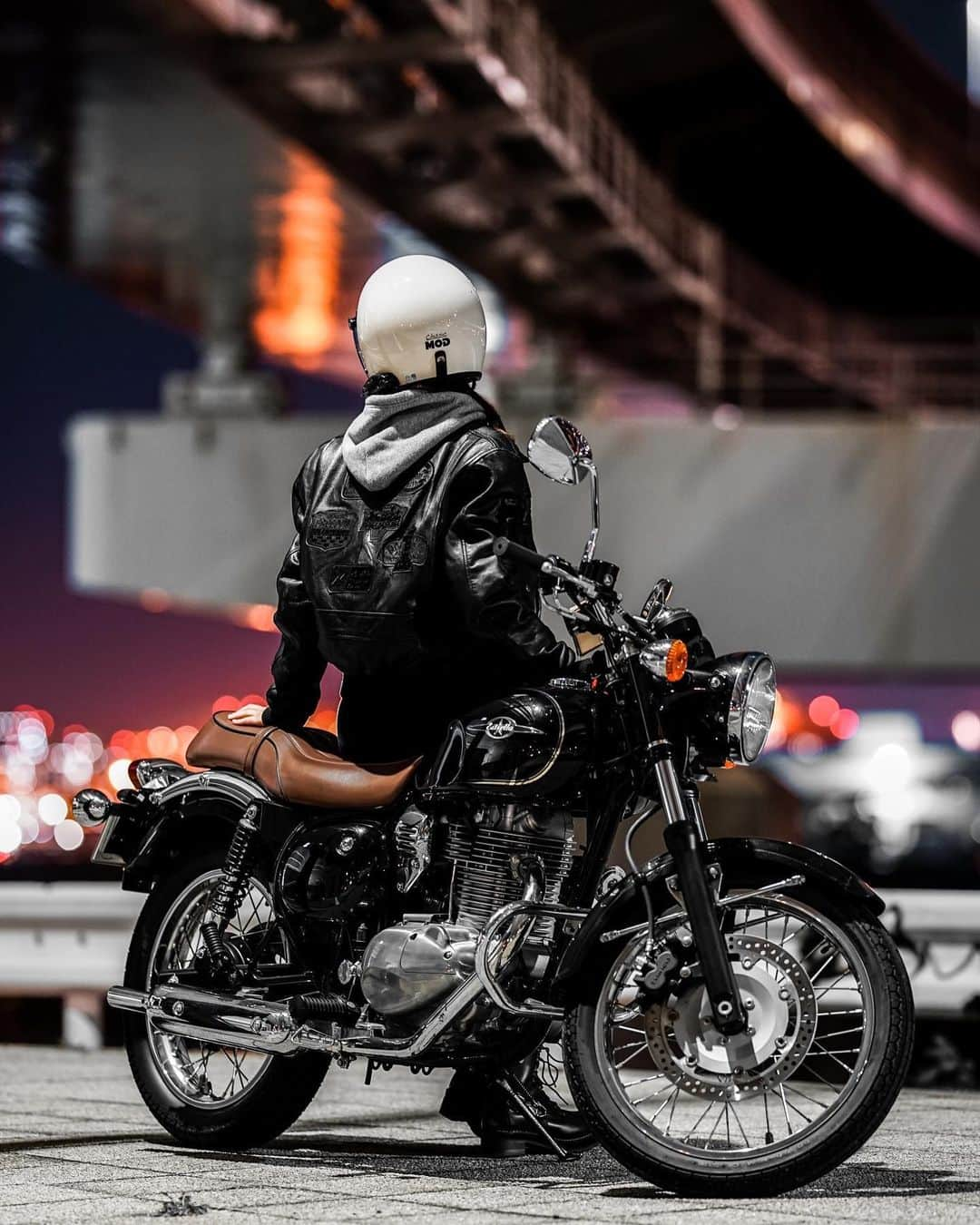 ほのかのインスタグラム：「🌙🏍️🗼 ちょっとだけのつもりが🫢 帰ったら日付変わってたよ！ 初めて写真を撮ってもらって、感動📷 エストレヤほんとカッコいい〜！！🥰 可愛いのに、かっこいい。 みんなのバイクもカッコいいけど、 やっぱり自分のバイクが一番すき！！ きっとみんなもそうだよね〜♡😌 #愛車自慢#エストレヤ #bike#バイク #バイク好きな人と繋がりたい  #夜はまだまだ寒い☃️」