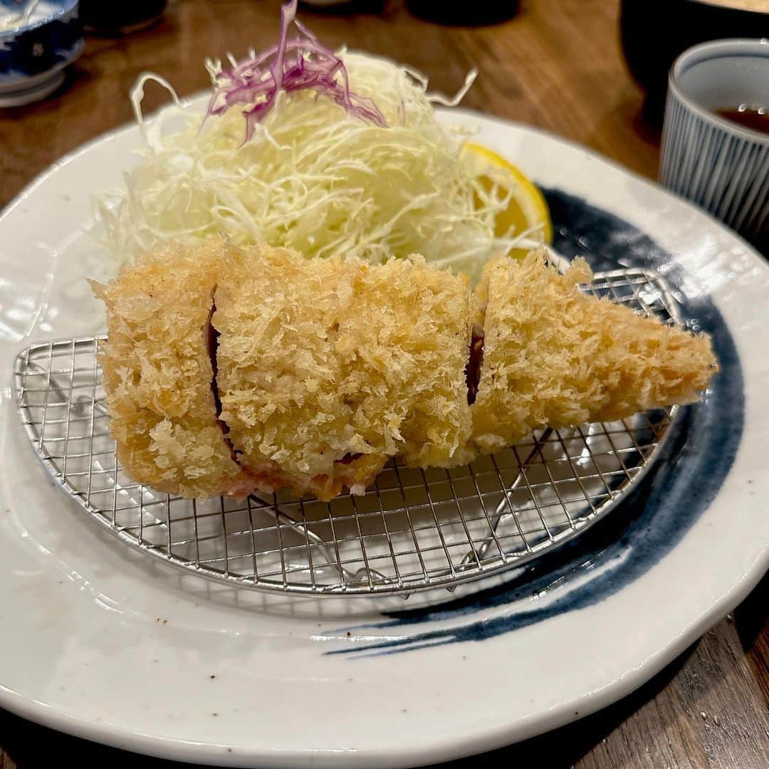休日課長さんのインスタグラム写真 - (休日課長Instagram)「久々のとんかつ！特上ヒレ定食とマグロカツ。肉うま、マグロうま。お二方とも好きな塩梅の身のしっとり感。広がる味のムードに心躍りながらご馳走様でした！ #東京都 #港区白金 #とんかつ #王龍  #ひとりランチ」4月7日 12時42分 - kyujitsu_kacho