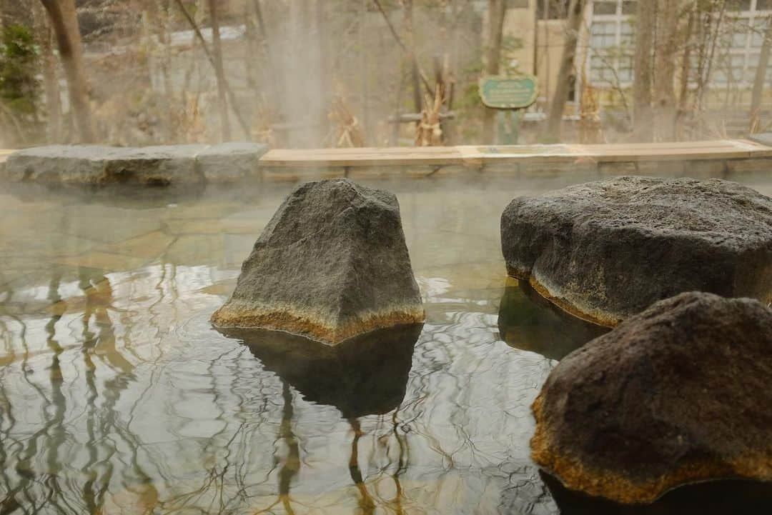 真奈さんのインスタグラム写真 - (真奈Instagram)「北海道は札幌の定山渓🥒  温泉街大好きマン、 妖怪大好きマンには堪らない場所でした♨️  カップルに囲まれながら 足湯したさ……笑  なんで河童かなぁと思って 調べたら面白い言い伝えでした♡︎  豊平川（とよひらがわ）で釣りをしていたとある美少年が、突然川底に消えてしまいました。1年後、その少年の父親が寝ていると、彼が夢の中に現れ、「女河童に気に入られて結婚した。今は子どもと3人幸せに暮らしています…」と語った。それ以来青年が姿を消した淵を「かっぱ淵」と呼ぶようになり、溺れる者がなくなったそう。  ♡︎  #定山渓　#定山渓温泉  #河童　#fujifilm」4月7日 12時45分 - manatmnt0116