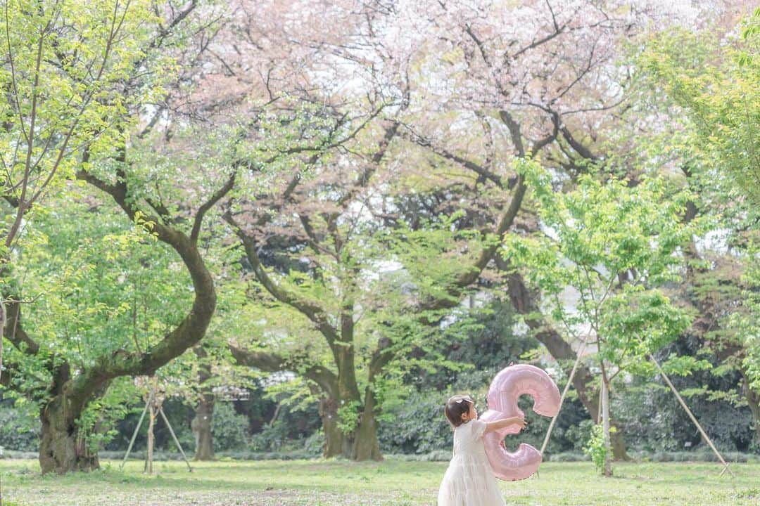 篠田麻里子のインスタグラム：「@21_maki  @ties.photography   桜間に合ってよかった🌸  #3歳記念」