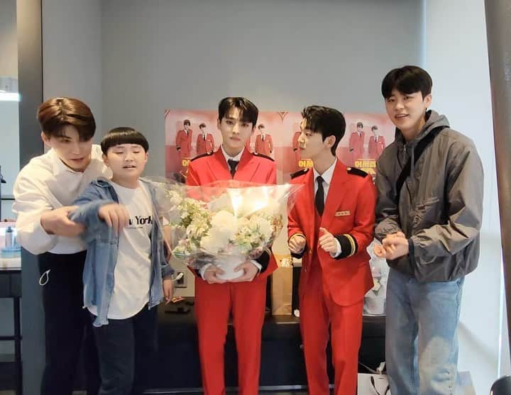 キム・ソンリのインスタグラム：「너무나 행복한 생일이었다🖤  우리꿀벌즈 많이애정하구, 올해도 잊지못할 생일이벤트 만들어준 우리 학자들 너무 사랑한다!!!♥️ 축하해주신 모든 분들 감사드리구 모든 건 이 삶을 선사해준 엄마와 할머니에게🫶  #HBD #ㅅㄹㅎㅈㅅㄹㅎ」