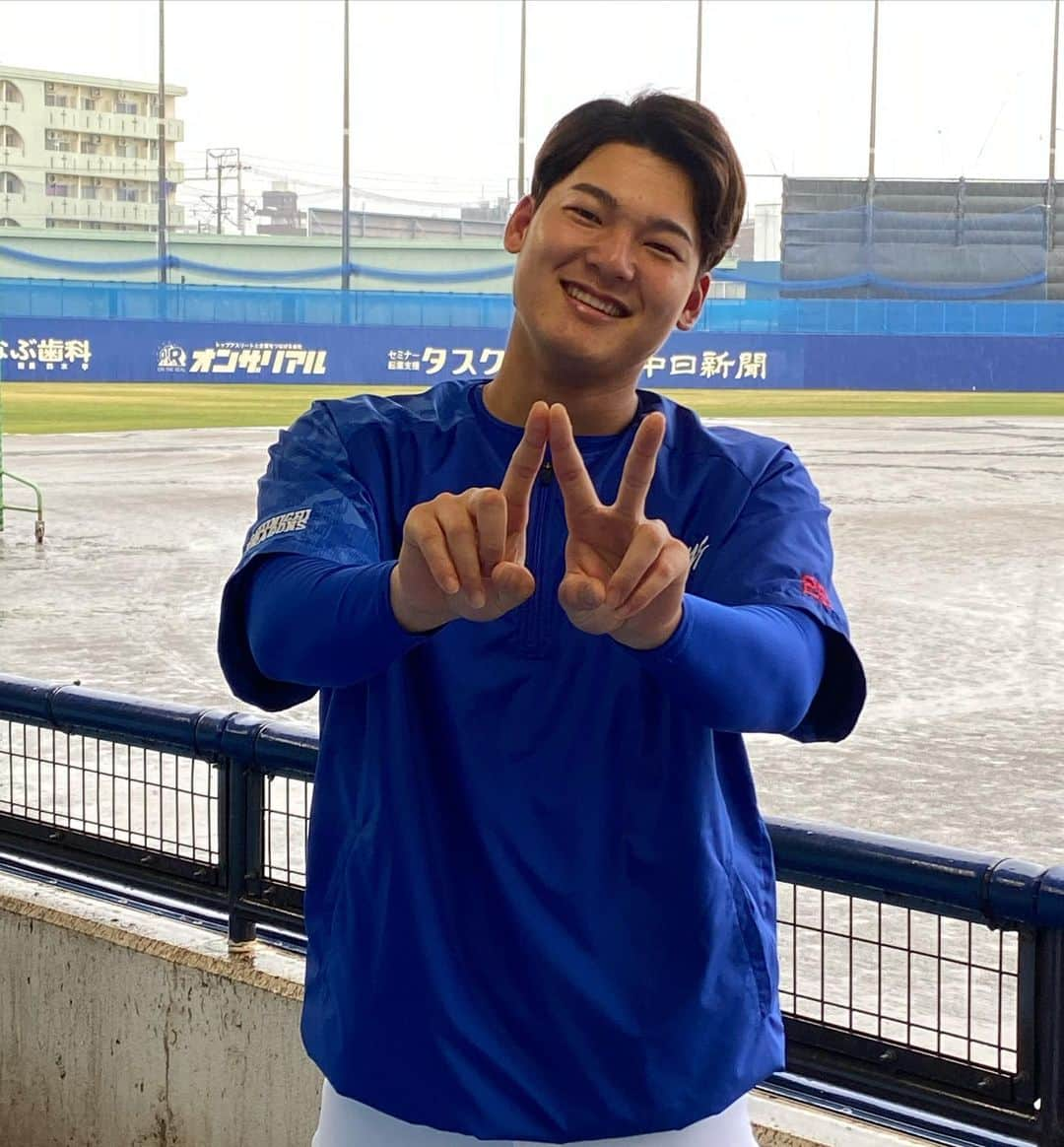 小田幸平のインスタグラム：「ソフトバンク戦☔️の為中止 NiziUの大ファン、タカヤ。 雨のグランドバックにNiziUポーズ 昨日は久しぶりにスタメンでブランクを感じさせない動き。 1軍目指して頑張れタカヤ❗️ あまり見せないタカヤスマイルご覧あれ。 #中日#ドラゴンズ#石川昴弥#東邦高校#ソフトバンクホークス#中止#ナゴヤ球場#はげch#niziu」