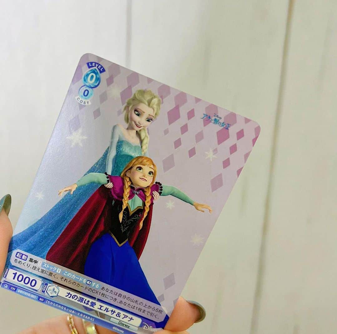 中島奈津希さんのインスタグラム写真 - (中島奈津希Instagram)「⛄️🌨️🌻 ⁡ ⁡ ⁡ ブシロードが展開するキャラクターカードゲーム「ヴァイスシュヴァルツ」の姉妹ブランド 「#ヴァイスシュヴァルツブラウ 」から ⁡ 3月31日に ディズニー『#アナと雪の女王 』の スタートデッキが登場⛄️❄️🌻 ⁡ ⁡ ⁡ ⁡ ⁡ ⁡ ⁡ ということで姉妹で取材させていただきました👩🏻‍🤝‍👩🏼 ⁡ 「#ヴァイスシュヴァルツブラウ 」は ディズニー意外にもいろんなキャラクターのカードが展開されているから すでに持ってる子もいるのかな🫢？ ⁡ ⁡ ⁡ カードゲームといえば ＂対戦＂して遊ぶイメージだけど それに加えて、 このカードはデコレーションして持ち歩いたりおうちに飾ったり、 コレクションアイテムとしても人気を集めてるんだって😍😍 ⁡ フォロワーさんにも 可愛くデコってるのを見たことあるから 今までカードゲームに触れていなかった人も いろんな楽しみ方ができそう🎀 ⁡ ⁡ ⁡ ⁡ ⁡ ⁡ スタートデッキは、 カード50枚がセットになった構築済みデッキ & プレイマットも付いてくるから 初めての人もすぐに対戦して遊べるよ🙆🏻‍♂️ ⁡ ⁡ ⁡ ⁡ 実際カードを見てみたら アートがそれぞれ素敵🥹💓 同じ作品でもカードによって雰囲気が違うから 集めたくなるし見てるだけでも楽しめちゃう！ ⁡ 個人的にお気に入りなのは ツリーになりきっている#オラフ ⛄️🥕 か、かわいすぎる🥹🧡🧡🧡🧡 このオラフだけを何枚も揃えるのもいいよね🫢笑 ⁡ ほかにもハンス王子やスヴェン、クリストフもいるよ🥕 ⁡ ⁡ ⁡ ⁡ ⁡ ⁡ 『アナと雪の女王』以外にも 『塔の上のラプンツェル』『リトル・マーメイド』のスタートデッキの発売も決定！ 姉妹ブランドの #ヴァイスシュヴァルツ からは 4月7日にDisney 100のブースターパックが発売されるから(これまたかわいいデザインばかり🫢♡) ぜひチェックしてみてね💓 ⁡ ☁️☁️☁️☁️☁️☁️☁️☁️☁️☁️☁️☁️☁️☁️☁️ #ブシロード #ディズニー#カードゲーム#WS#WSブラウ#TCG#トレカ#disney #ヴァイスシュヴァルツ　 #ヴァイスシュヴァルツブラウ」4月7日 12時57分 - nakajima_natsuki