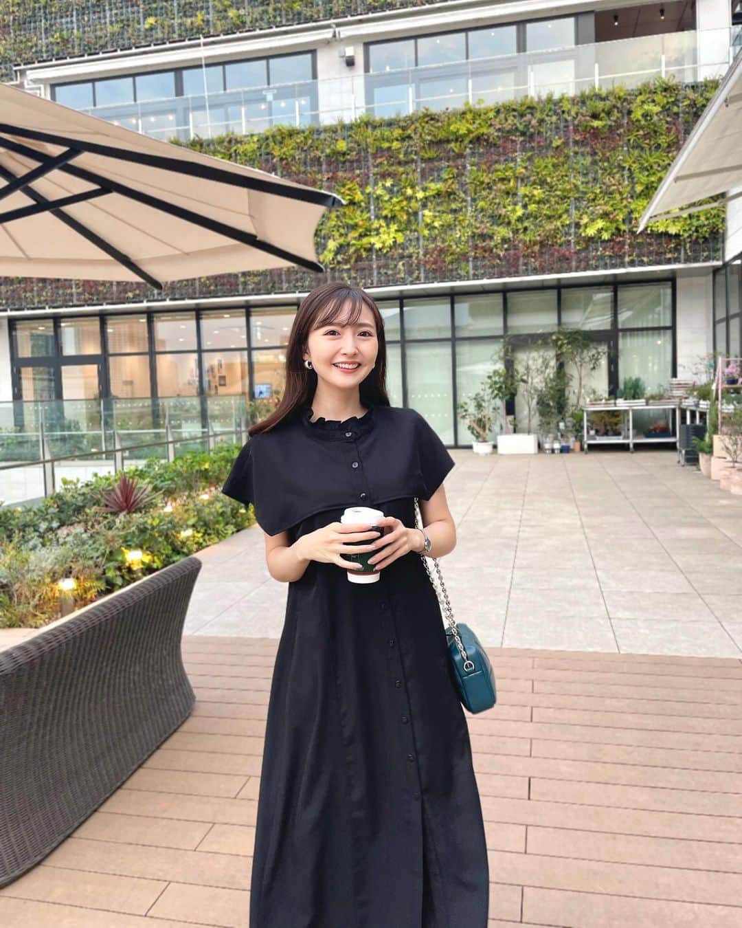 のインスタグラム：「♡ ・ ・ 展示会で頼んでいたワンピース シルエットがとっても綺麗😌♡   サラッと着られるから 夏にもサンダル合わせで着たいな！🌺 首元のフリルもさりげなく可愛い🐶♡  👗 @ecrire.jp  👜 @addculumn_official   #ECRIRE #zozotown #エクリール #春コーデ #ブラックコーデ」