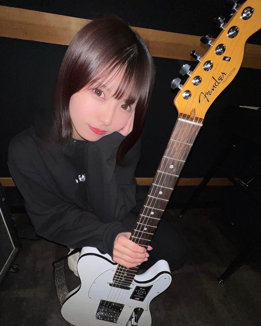 森脇加奈子のインスタグラム：「˗ˏˋ 🤍 My new gear 🤍 ˎˊ˗  夏からず〜〜っと欲しかった念願のFender American Ultra Telecasterをマイニューギアりました🐼🤍  白のラメラメボディと黒縁がかわいすぎるテレキャスちゃん。 そのうちピックガードもクラッシュパールにしちゃう予定💭(既に入荷したらすぐ連絡してもらうようになっている。笑)  お披露目はもちろん明日のFaulieu.始動ワンマン❕みんなこのこと私の勇姿を見に来て〜😭🤍笑 沢山弾いて崇め奉って可愛がっていきたいと思います🫶🏻  初のハードケースにテンションがあがる私！笑  #guitar #telecaster  #Fender #Fenderamerican #Fender女子 #mynewgear #Faulieu  #guitar #vocal #guitarvocal #ギター女子 #ギターボーカル #guitarist #rock #rockband #band #girlsband #ガールズバンド#japanese #japanesegirl #photography #tagsforlikes #followme #팔로우미 #tfl」