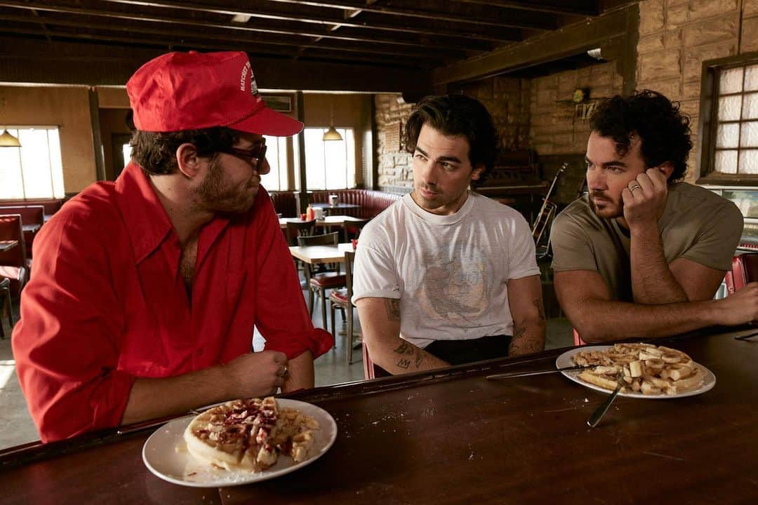 ジョー・ジョナスさんのインスタグラム写真 - (ジョー・ジョナスInstagram)「If you’re up streaming Waffle House drop a 🧇 in the comments ⬇️」4月7日 13時00分 - joejonas