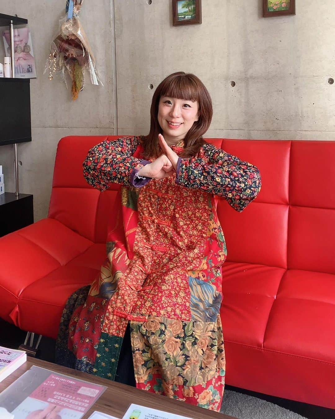 森田まりこのインスタグラム：「・ エステに行ってきたよー！ リンファムRing-femさんに行ってきましたよー！ ・ ・ ・ いつも小顔マッサージやバチバチ音がする炭酸パックをしてもらって癒されてます。そのリンファムさんから「膣ケアって知ってる？」と聞かれまして、知らなかった私は「それなんでっか？」と答えたんですが、 デリケートゾーンて乾燥してるから、オイルでケアして色々なトラブルを予防や改善していく事らしいのです。知らんかった！ ・ 試しにいただいたんですが、めちゃ良い香りのオイルで、塗るたびにハーブ園に居るのかなと錯覚しちゃいます。 ・ いやーそんなケア知らんかったーと思ったけど、周りに聞いたら結構皆さん知っておられまして、またビックリ！まただけに。あ！失礼！じゃーまたねー！ #エステ #リンファム #この日のまりこは #お気に入りの #台湾の衣装 #PR」