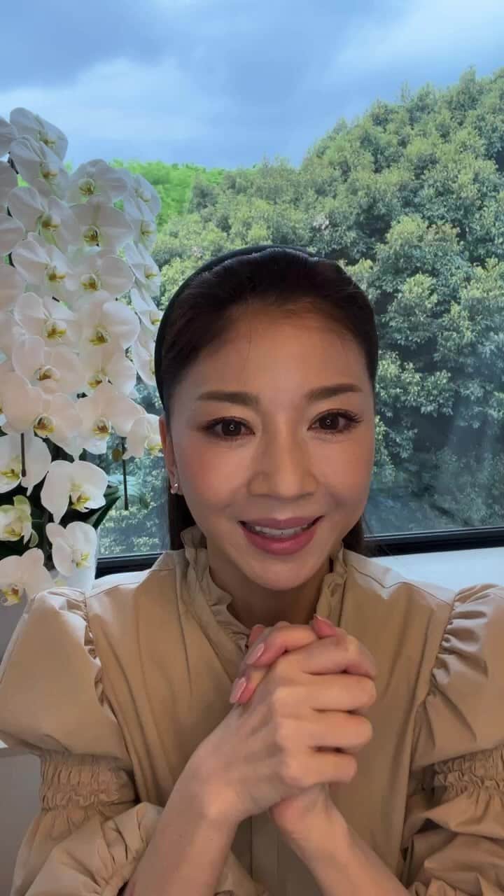 のインスタグラム：「お昼12:10〜 突然ライブ‼️  お天気のせいか 気圧のせいか 体調がイマイチの方も いらっしゃる中 お付き合い頂きありがとうございました😊  今日の夜、 【19時から】 インスタライブさせて頂きます‼️ 💗『VOCE』6月号💗  ［4/21 発売］  〈ゴールデンウィーク前〉だからこそ知って頂きたい情報をたっぷりとライブでお話しします✨🤩✨  #このアーカイブは24時間 #ftcbeauty #新製品UV @sofinaip_jp  @larocheposayjp  @cosmedecortejp  @decortebeauty  @orbis_jp  @skinaquaid  @jillstuartbeauty  @transino_jp  @givenchybeauty  @paulandjoe_beaute  @dprogram_ofc  @drcilabo_official  #君島十和子」